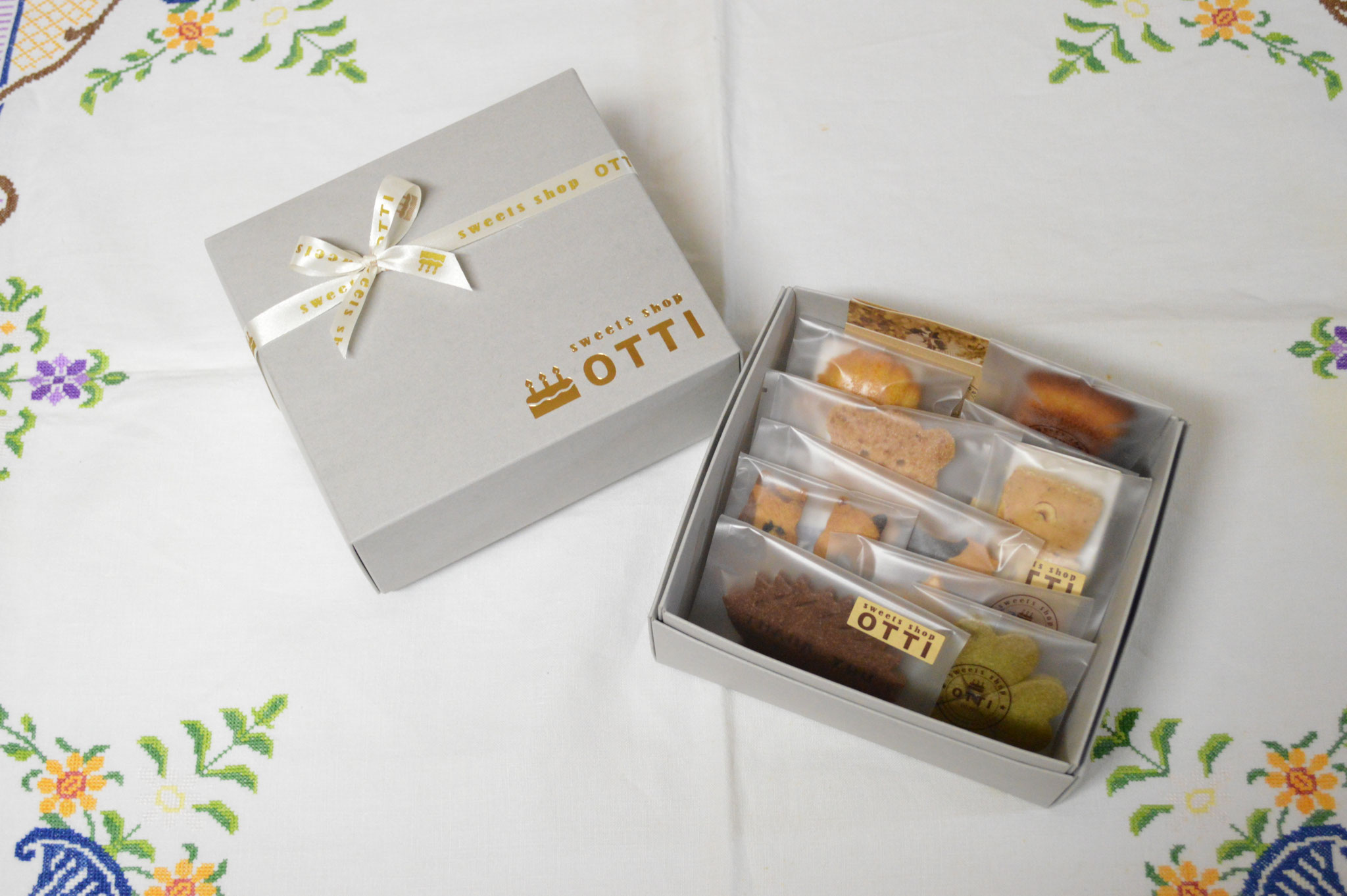 ゴールドで『OTTI』が刻印されたギフト箱。発送も対応可能です。