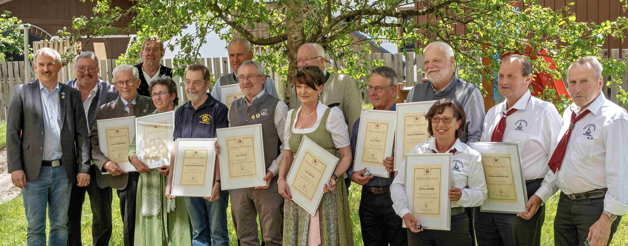 Generalversammlung des VKÖ 2025 - Gruppenbild mit den silbenen Ehrenzeichen - Foto Manfred Priester - Krippenfreunde oberes Innviertel