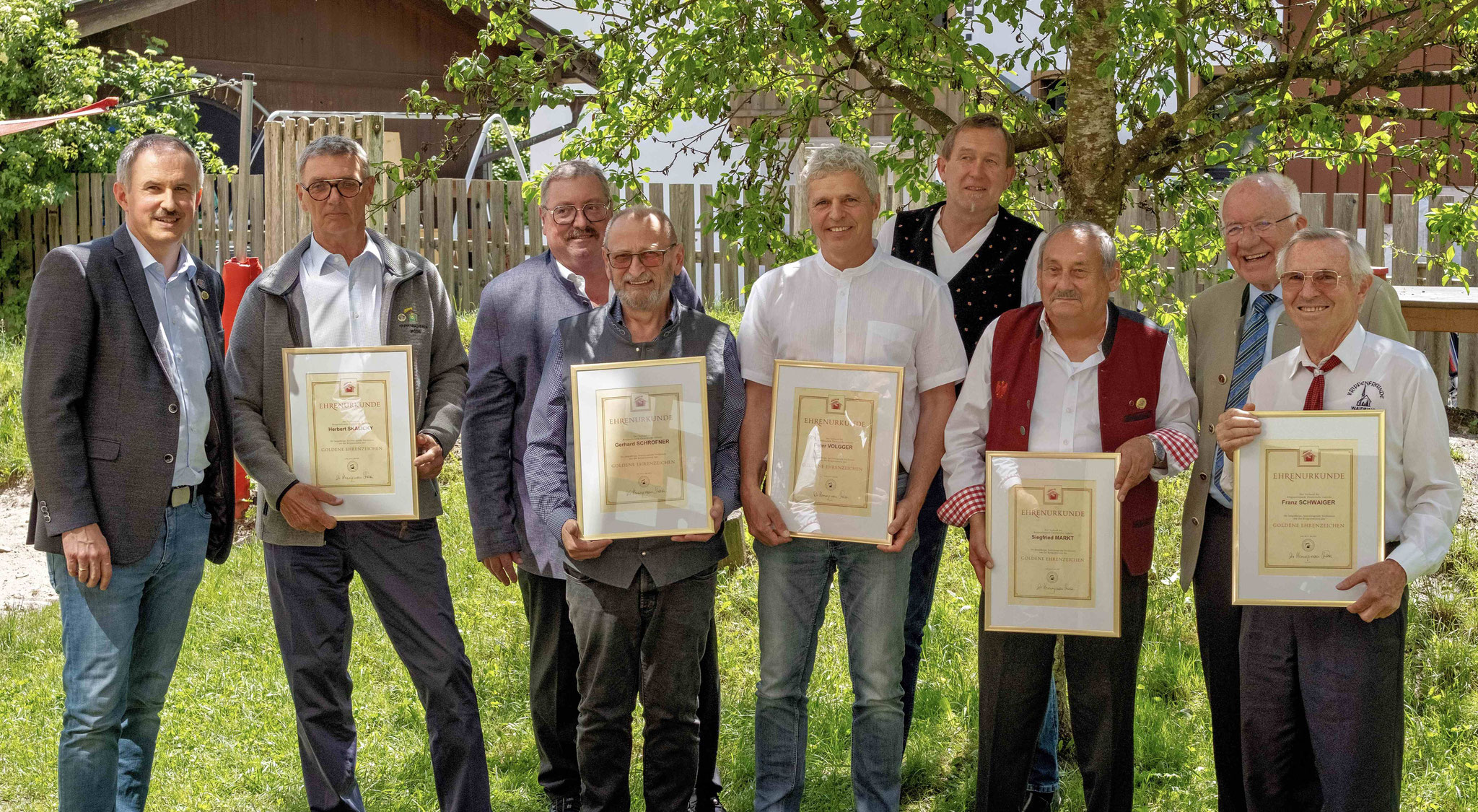 Generalversammlung des VKÖ 2025 - Gruppenbild mit den goldenen Ehrenzeichen - Foto Manfred Priester - Krippenfreunde oberes Innviertel