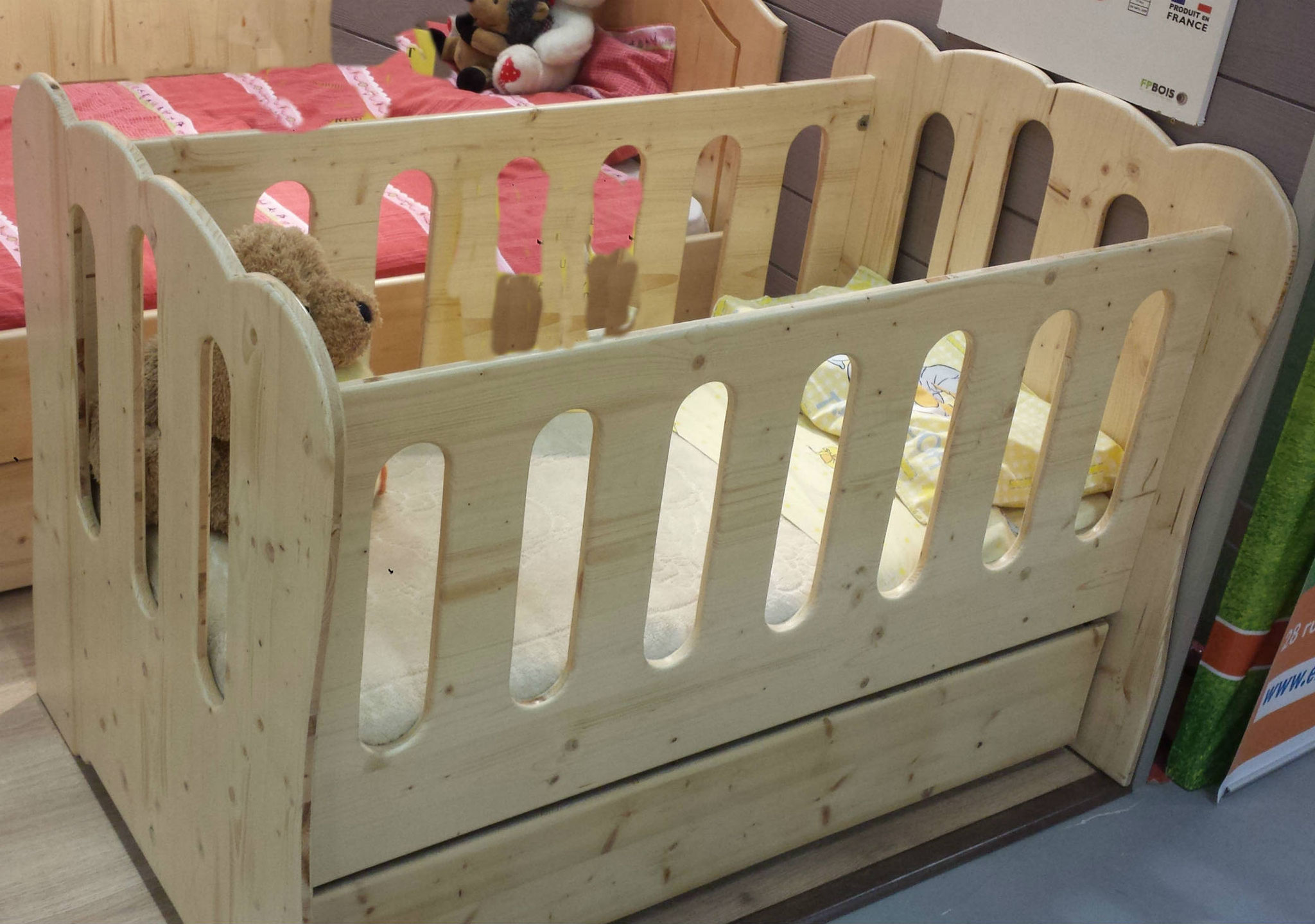 Lit bébé avec tiroir sous le lit en sapin vernis naturel à 25 Euros par mois à Oyonnax