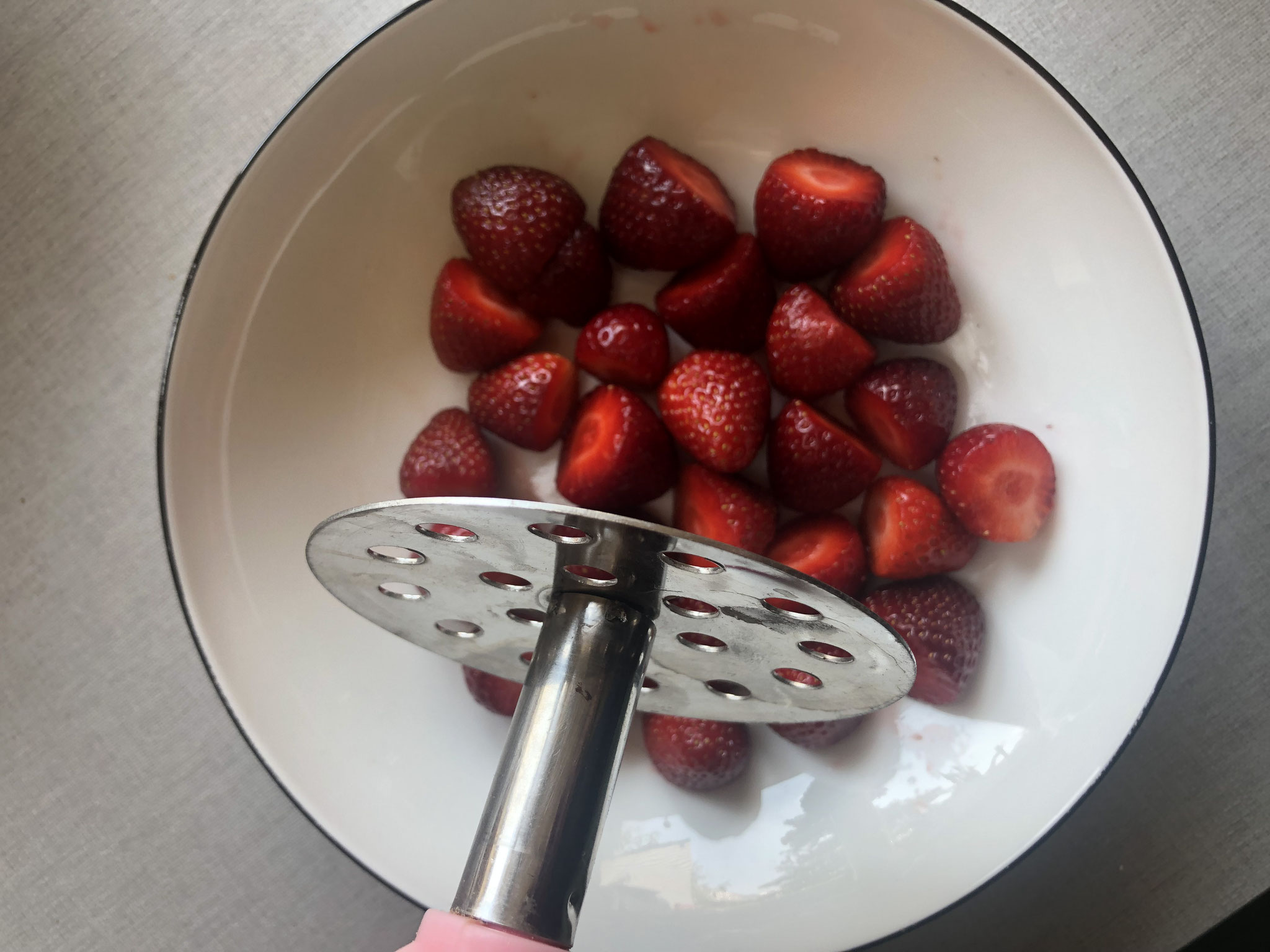 Kalte Vanillesuppe. Mit gestampften Erdbeeren. - mix dich glücklich ...
