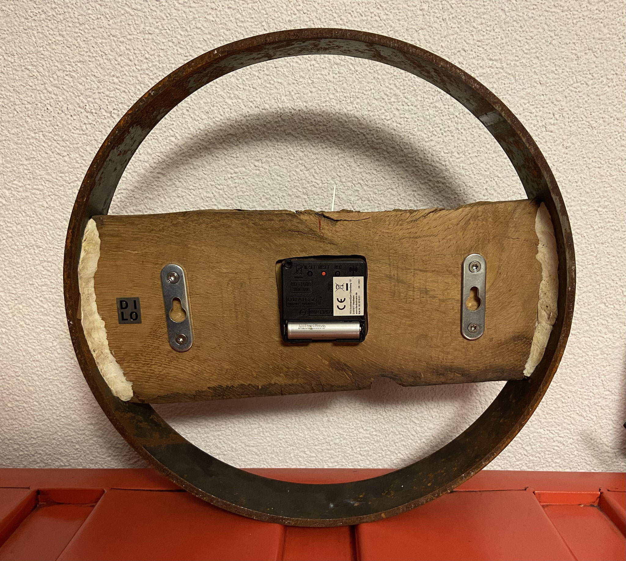 Montage mit zwei Bettladbeschlägen an die Wand oder stehend auf geradem Untergrund (mit zwei kleinen Keilen)