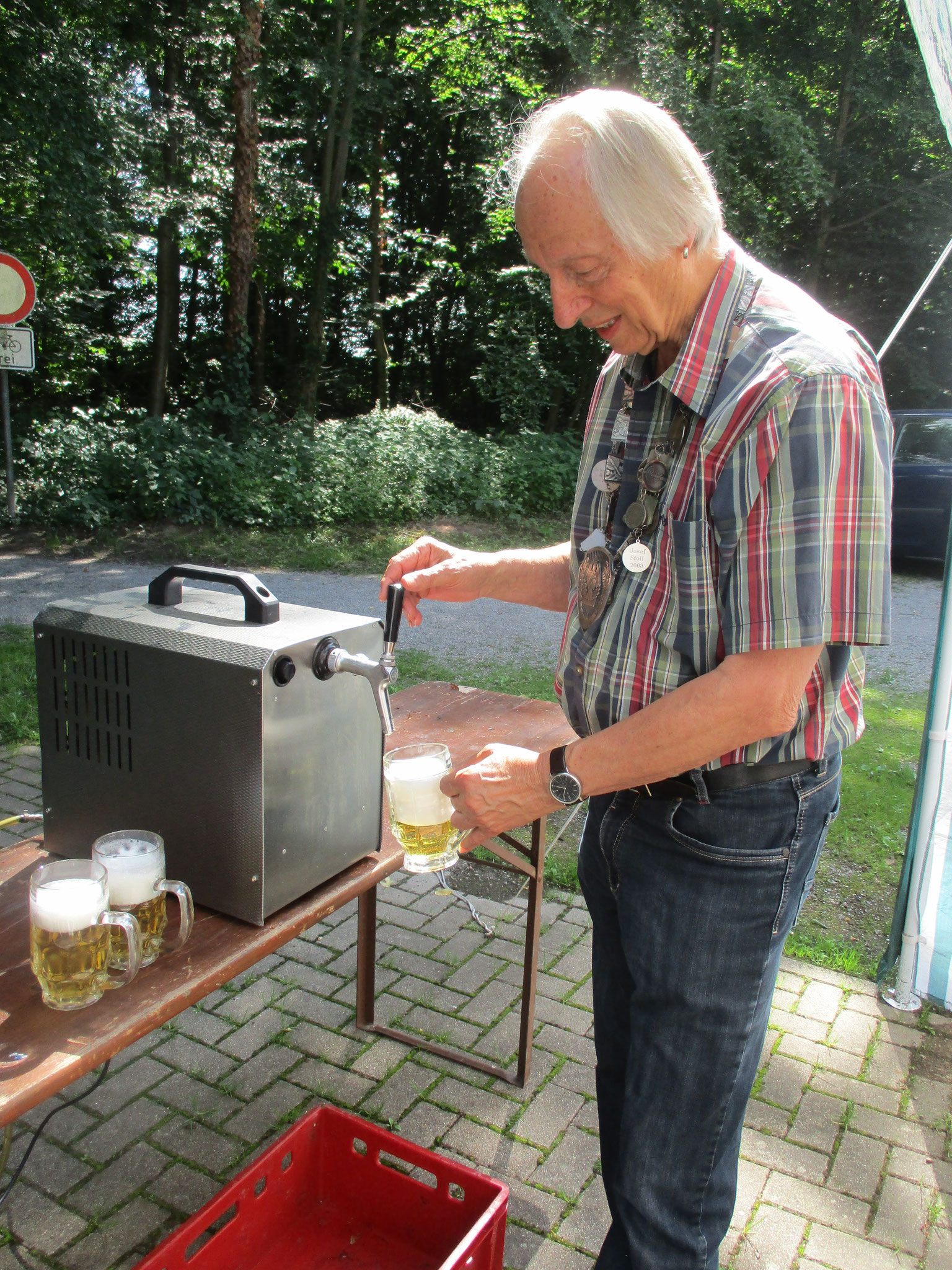 Roland Hansert beim Fassanstich