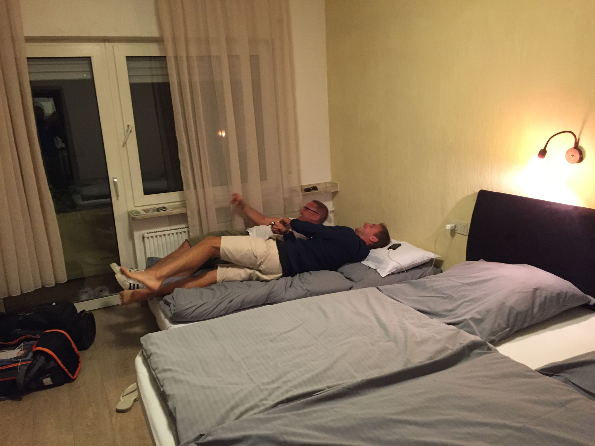 Vier man op 1 kamer was echt teveel, gelukkig kregen we een dubbel kamer gratis !