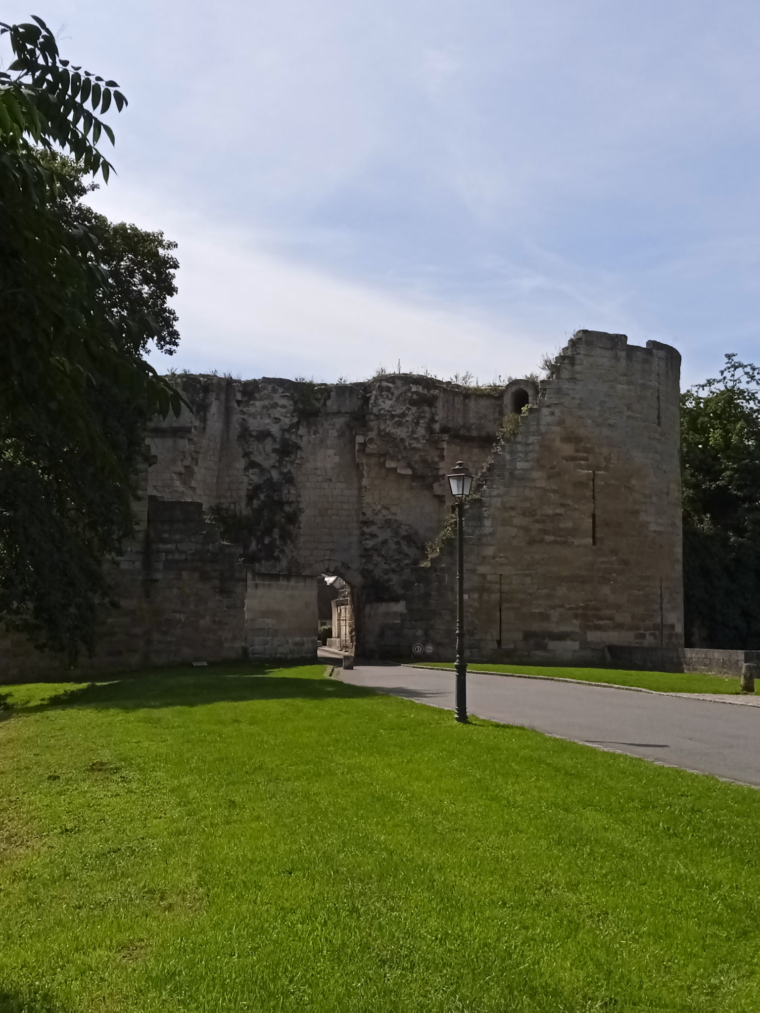 Coucy-le-Château, la porte de Laon (dept 02).