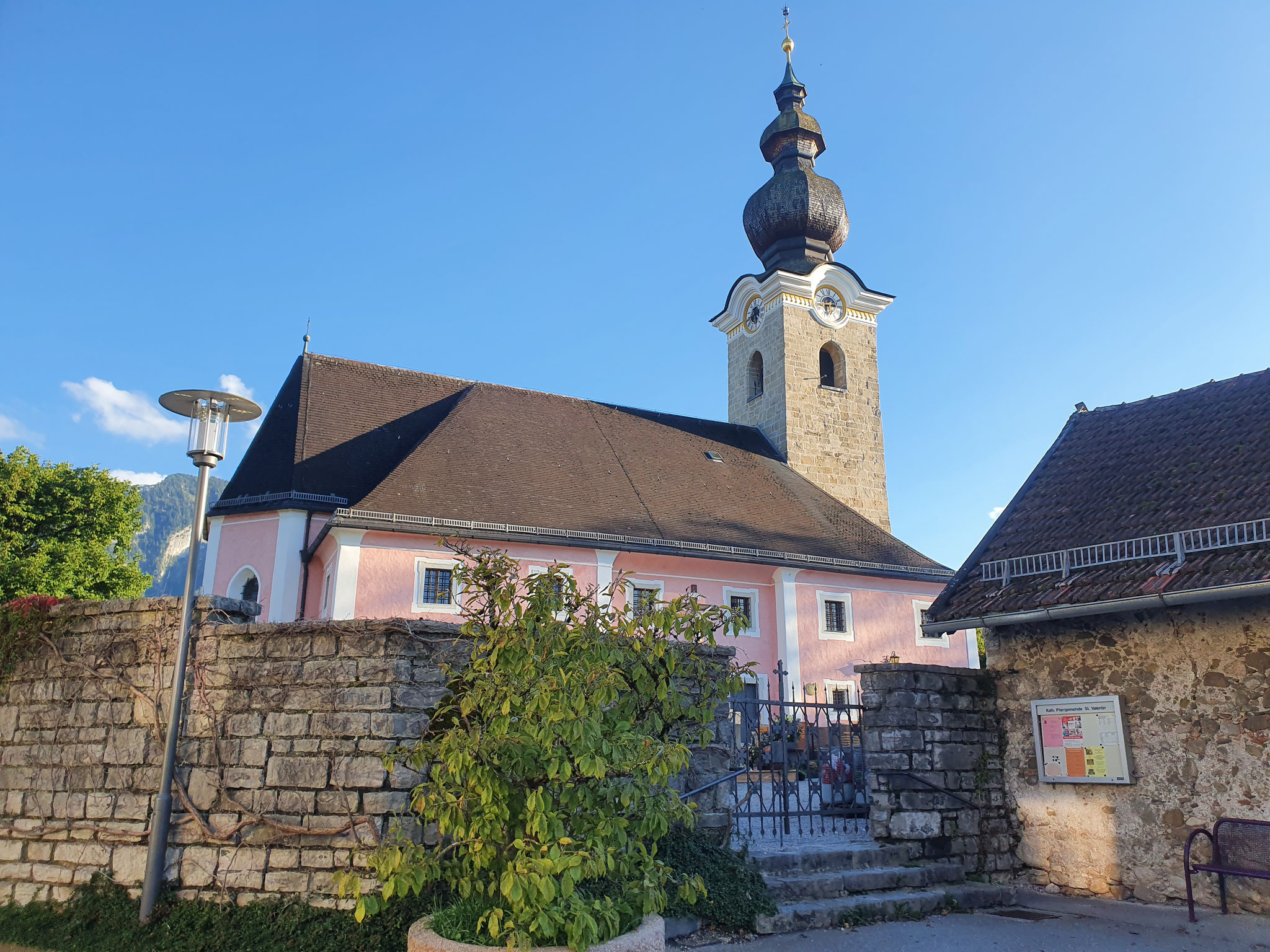 neben der Pfarrkirche