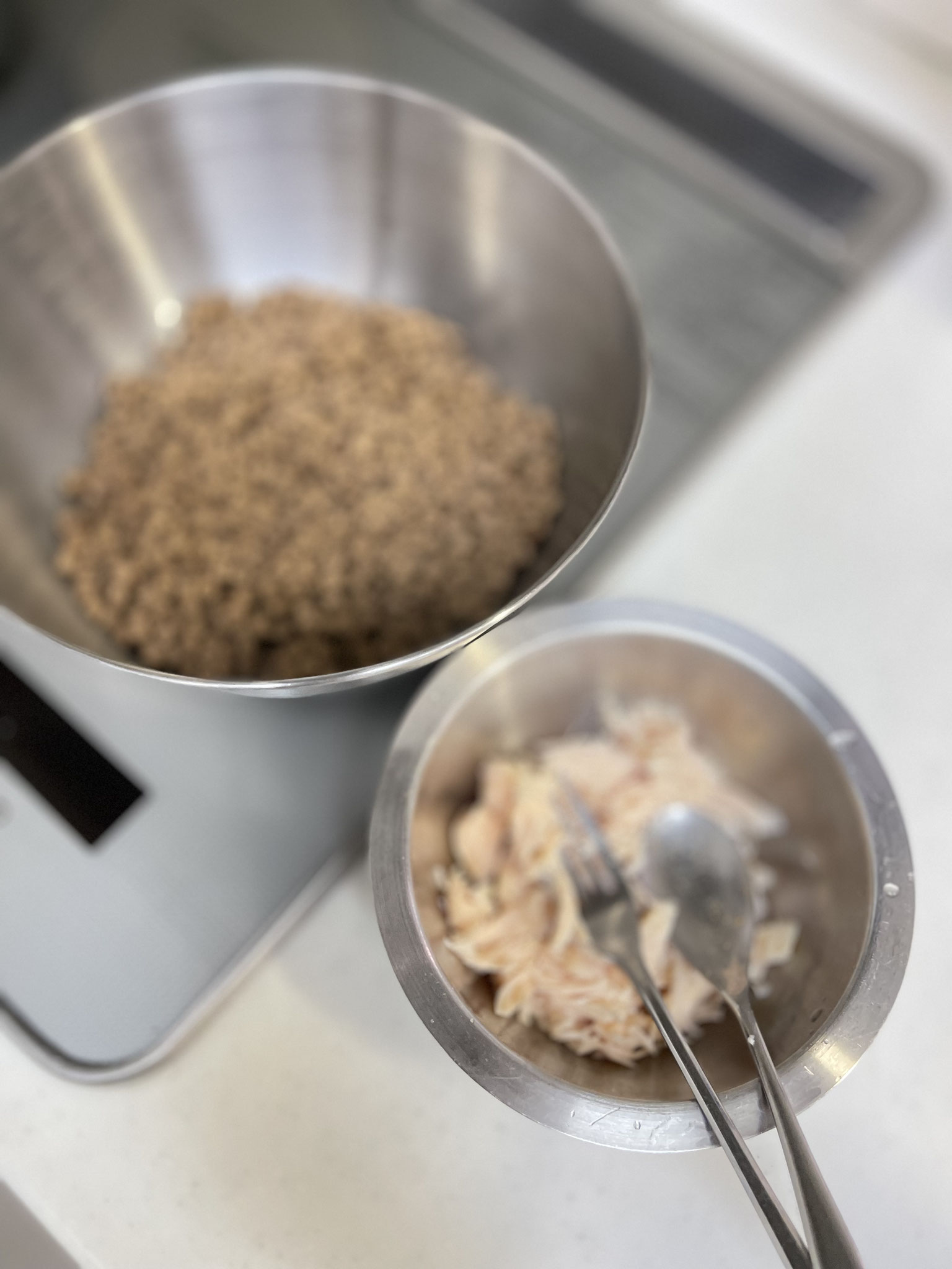 ササミを解してからジュースで膨らませた配合と混ぜます