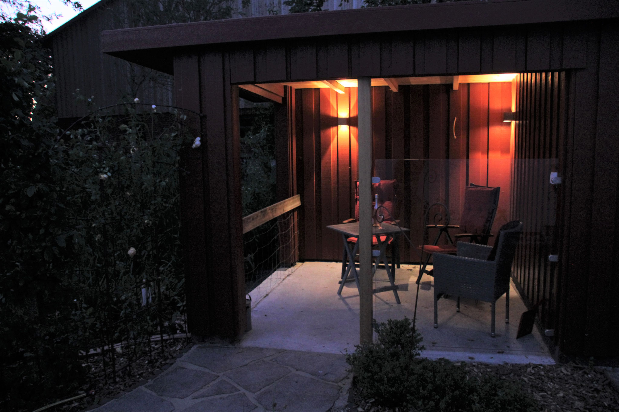 Veranda mit Teichblick am Abend