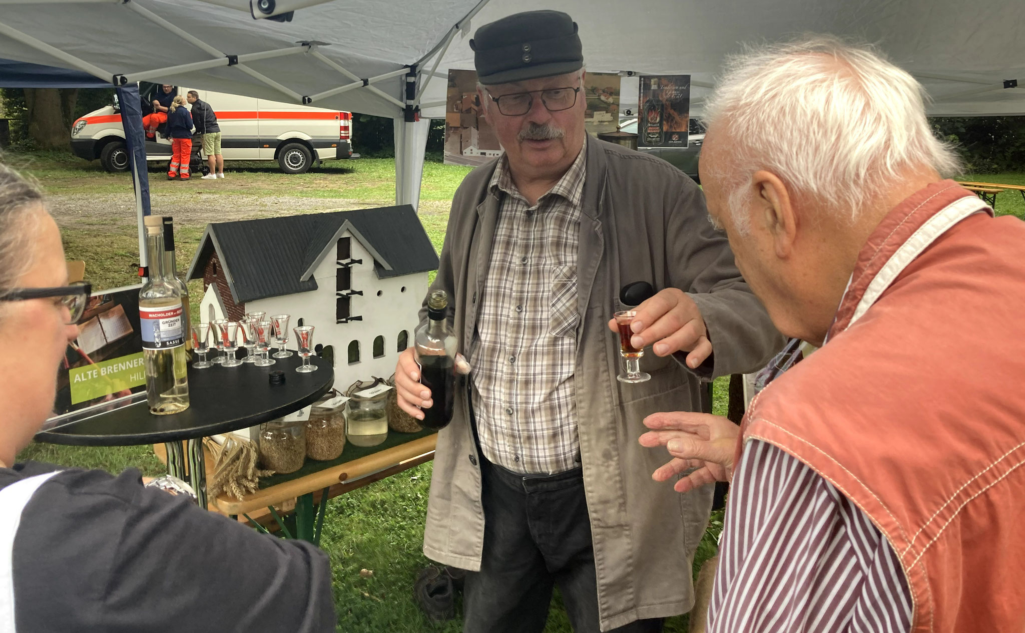 "Paul" schenkt Probierschnaps für Besucher ein