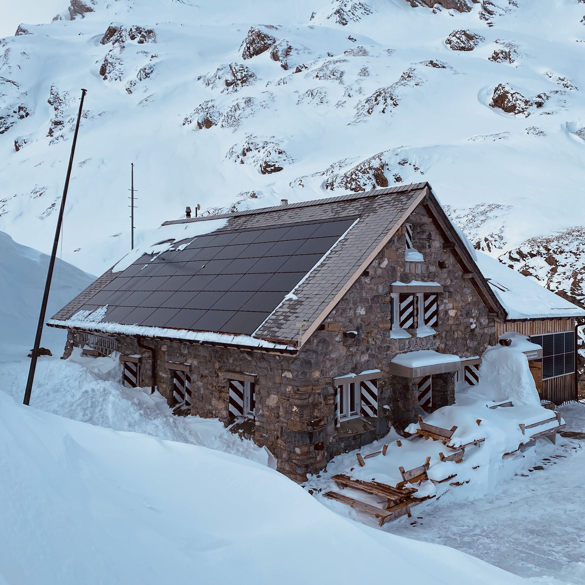 Die Wildhornhütte auf 2303 m ü. M. – hier im März 2024 mit viel Schnee.