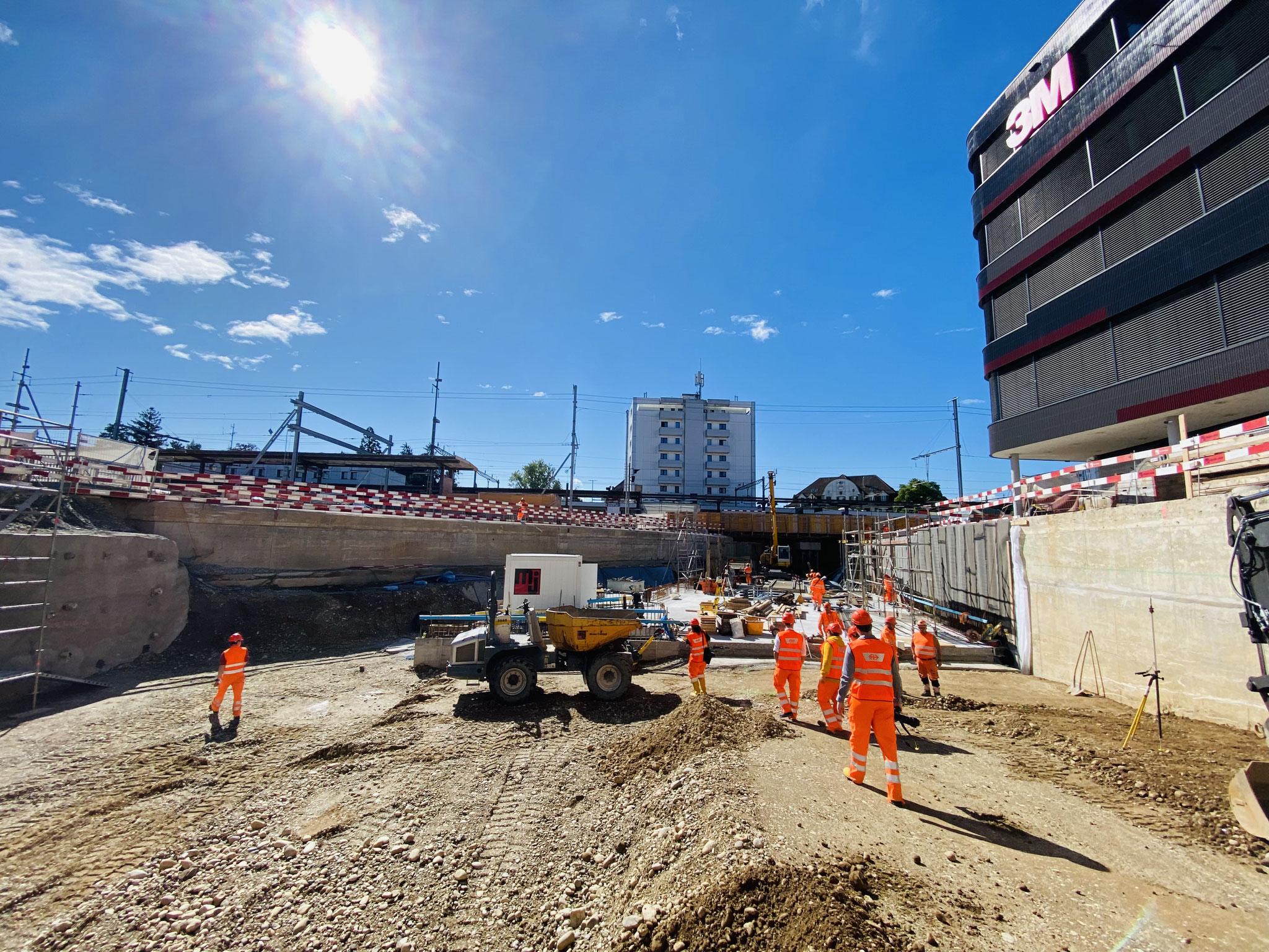 Aktuell wird an der neuen Bahnhofspassage gebaut. Wie anhand der Dimensionen zu erkennen ist, wird die neue Unterführung viel breiter als die bisherige.