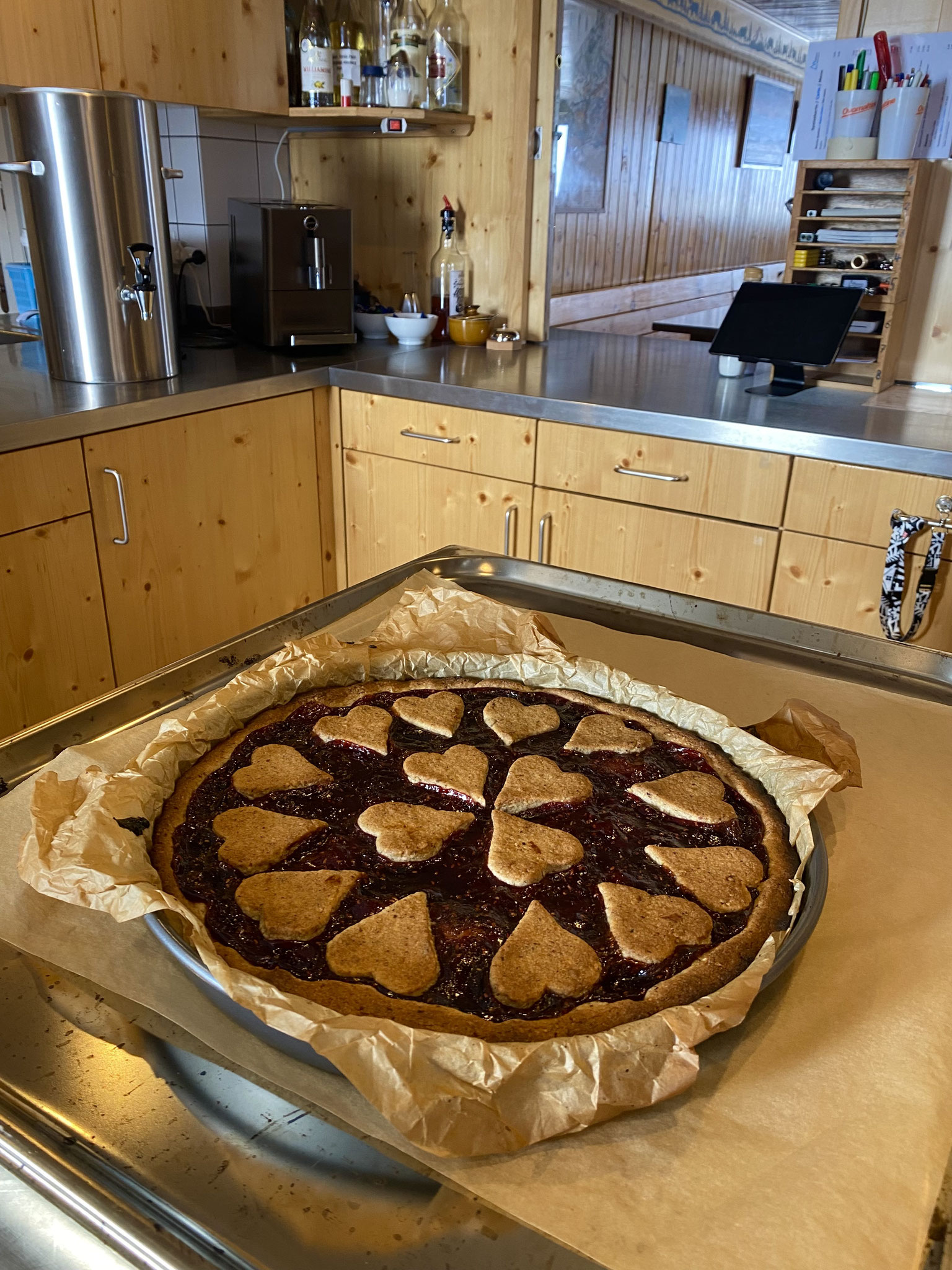 Die Hüttenwartin backt wunderbare Kuchen und Brote. Hier eine Linzertorte.