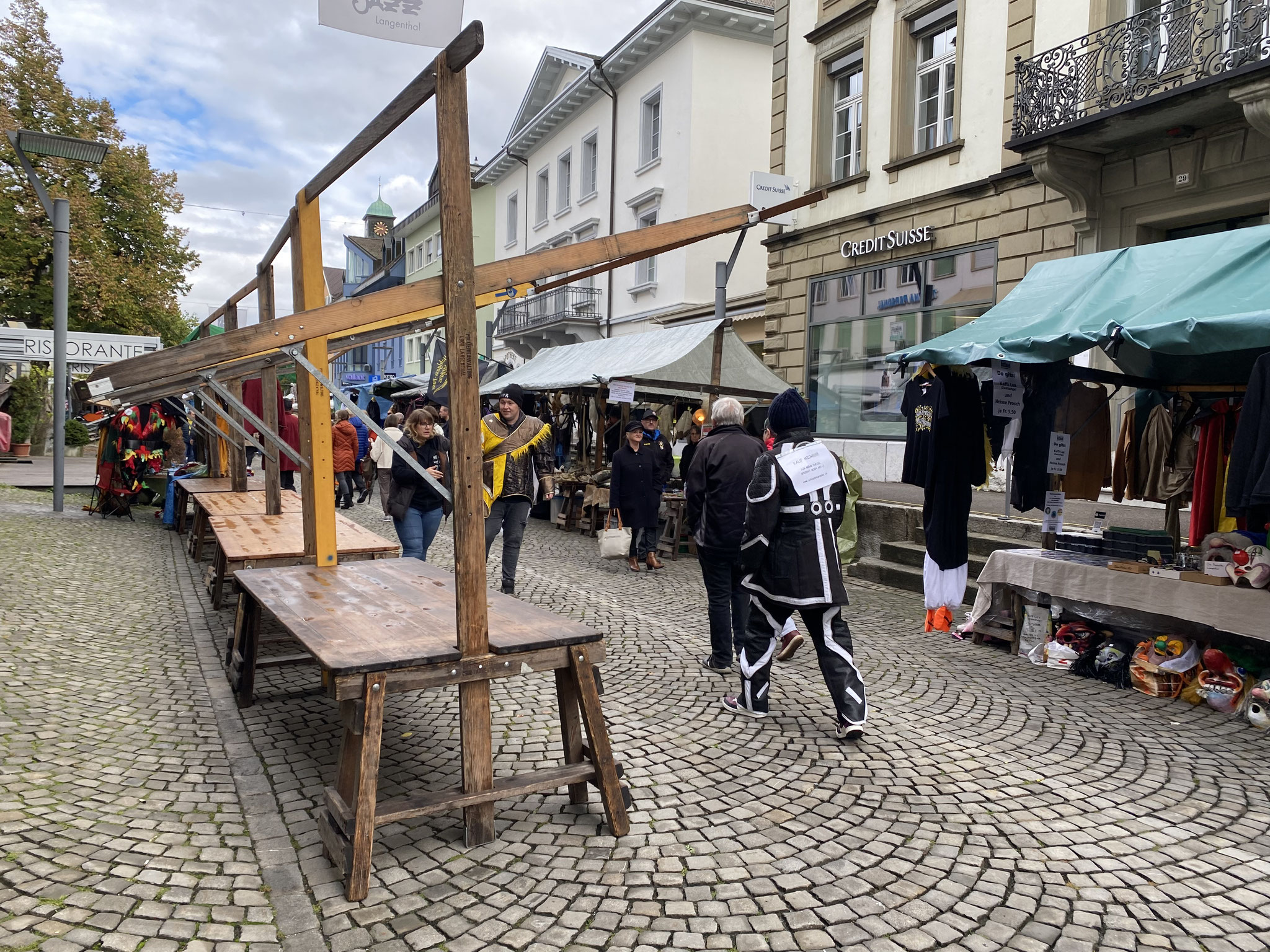 9.41 Uhr am 21. Oktober 2023: In Spitzenjahren des Fasnachtsmarkts schoben sich um diese Uhrzeit in der Marktgasse die Menschenmassen voreinander her. Heuer hatte es genügend Platz und teilweise leergebliebene Verkaufsstände.