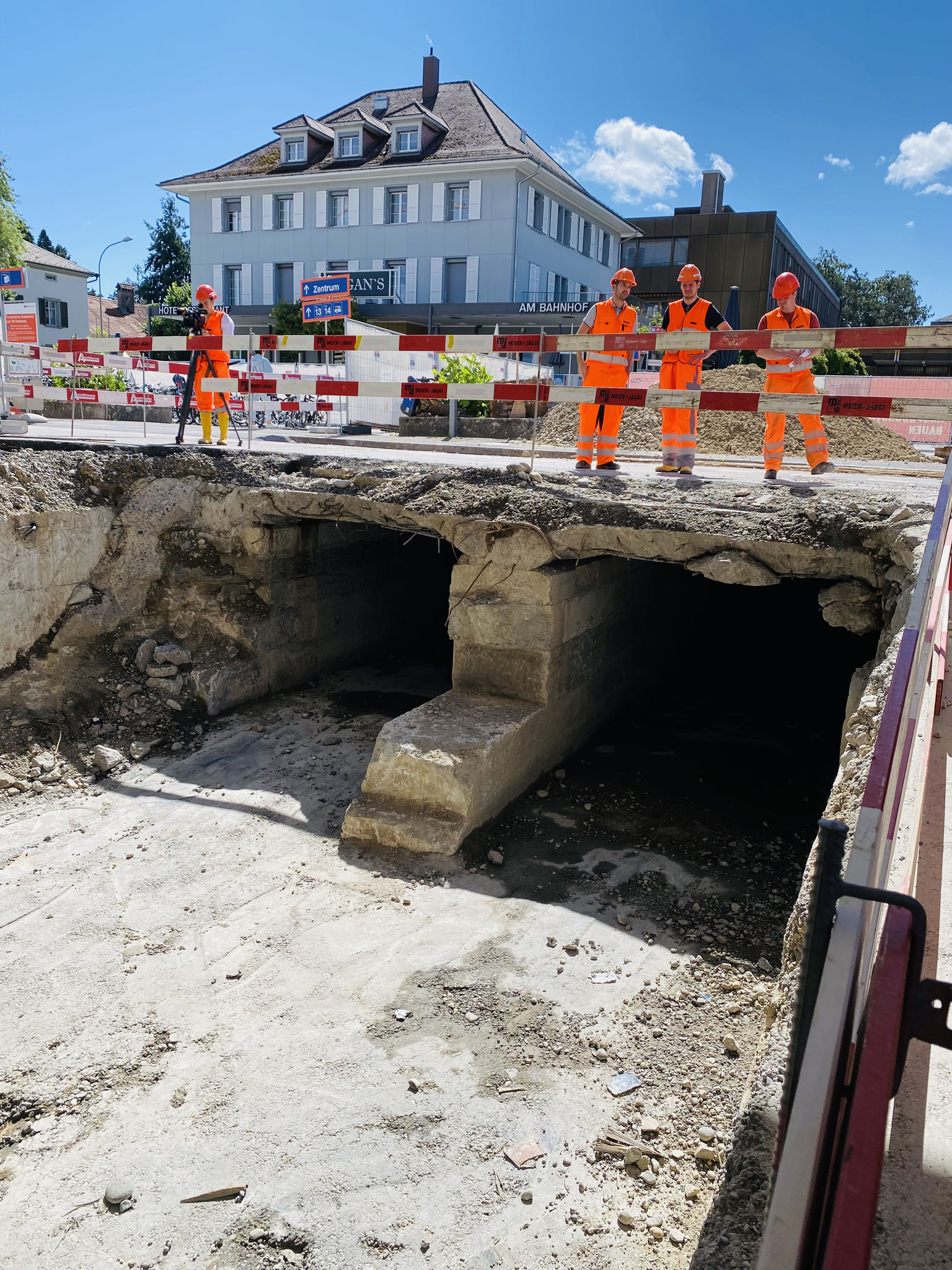 Liegt derzeit offen: Der Hochwasserentlastungskanal, der direkt unter dem Bahnhofsgelände durchführt, muss im Rahmen der Bauarbeiten ebenfalls saniert werden.