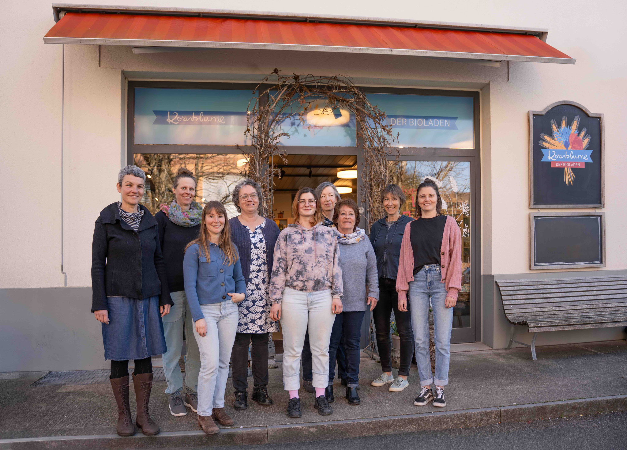 Alle versammelt vor dem Geschäft an der Wiesenstrasse 10 in Langenthal: Das engagierte Ladenteam der Kornblume unter der Leitung von Geschäftsführerin Marianne Baumgartner (vierte Person von links). – Bild: Fabian Rölli, grautier.ch.