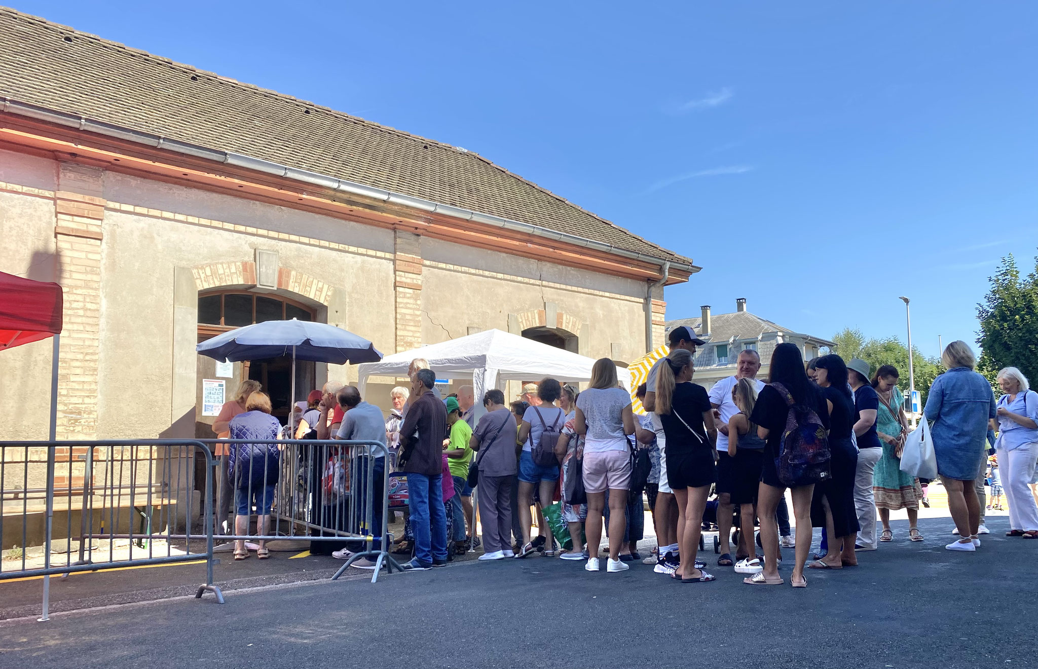 Immer mittwochs, wenn die Gassechuchi ihren Verteiltag hat: Viele wartende Menschen vor dem Langenthaler Choufhüsi.