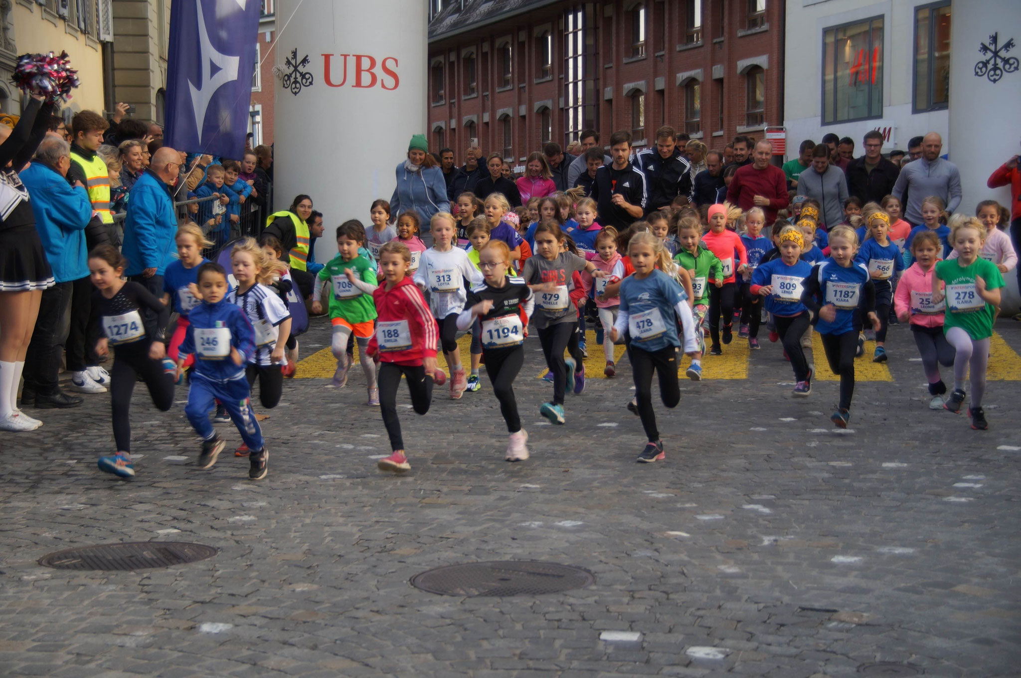 Impressionen von vergangenen Stadtlauf-Austragungen. – Bilder: zvg