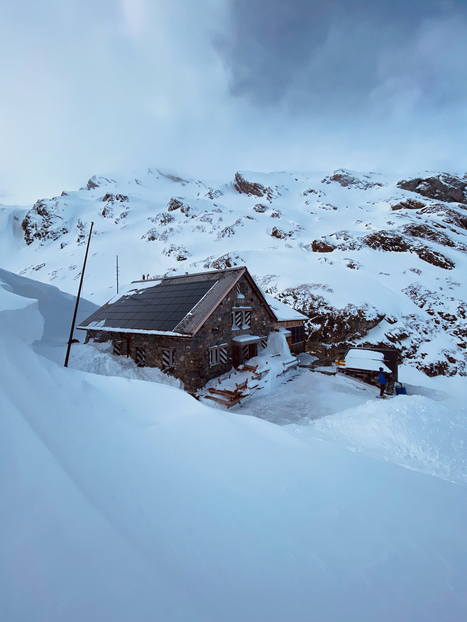 Weitab vom Schuss: Die Hütte liegt auf 2303 m ü. M. oberhalb der Iffigenalp und des Iffigsees. Von der Lenk aus ist sie – gerade im Sommer – trotzdem sehr gut erreichbar.