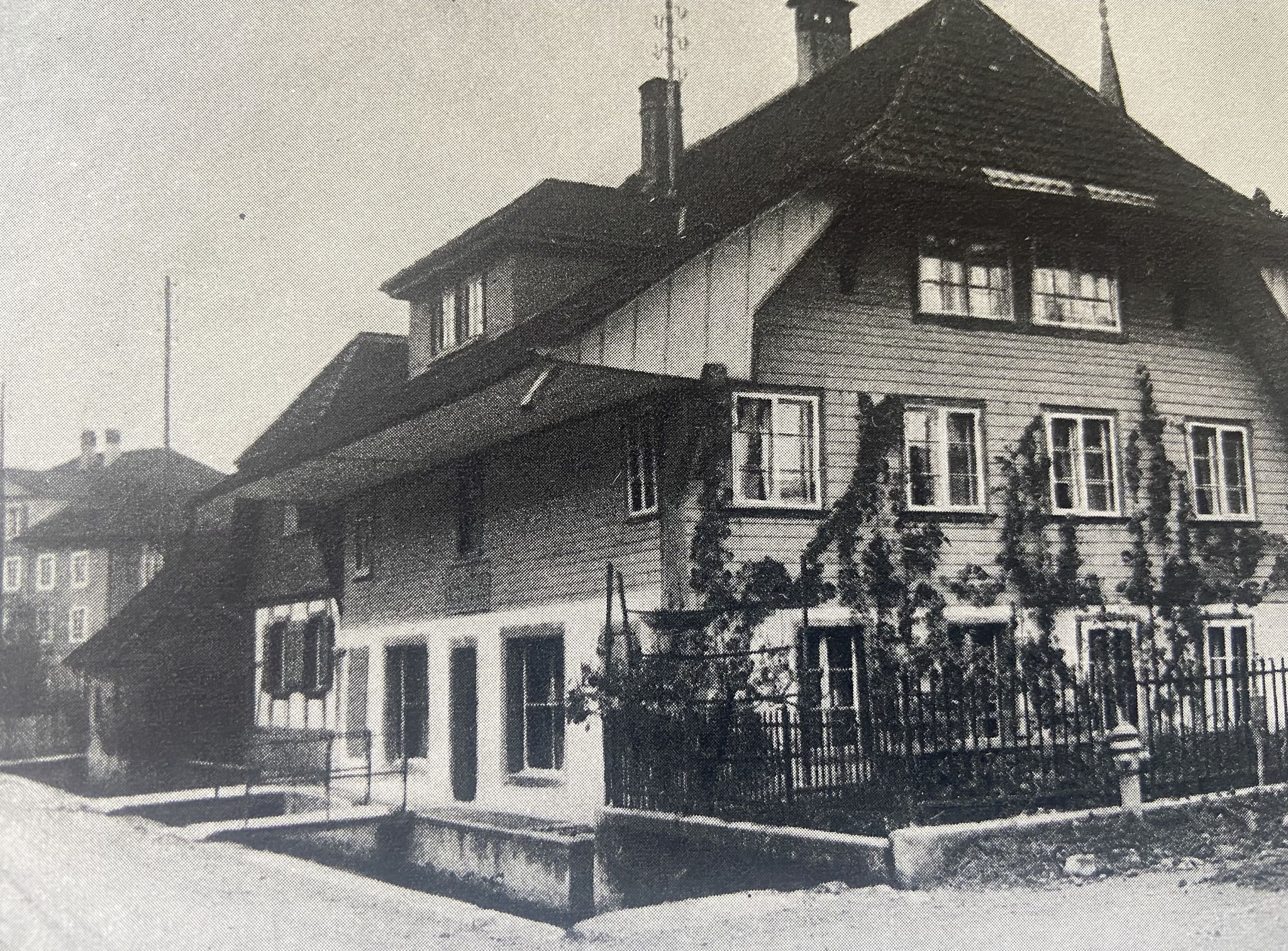 Historische Aufnahme: Das Schulbächli heisst so, weil früher im Gebiet der heutigen Melchnaustrasse, nicht unweit des Pfarrhauses, die erste Schule Langenthals stand.