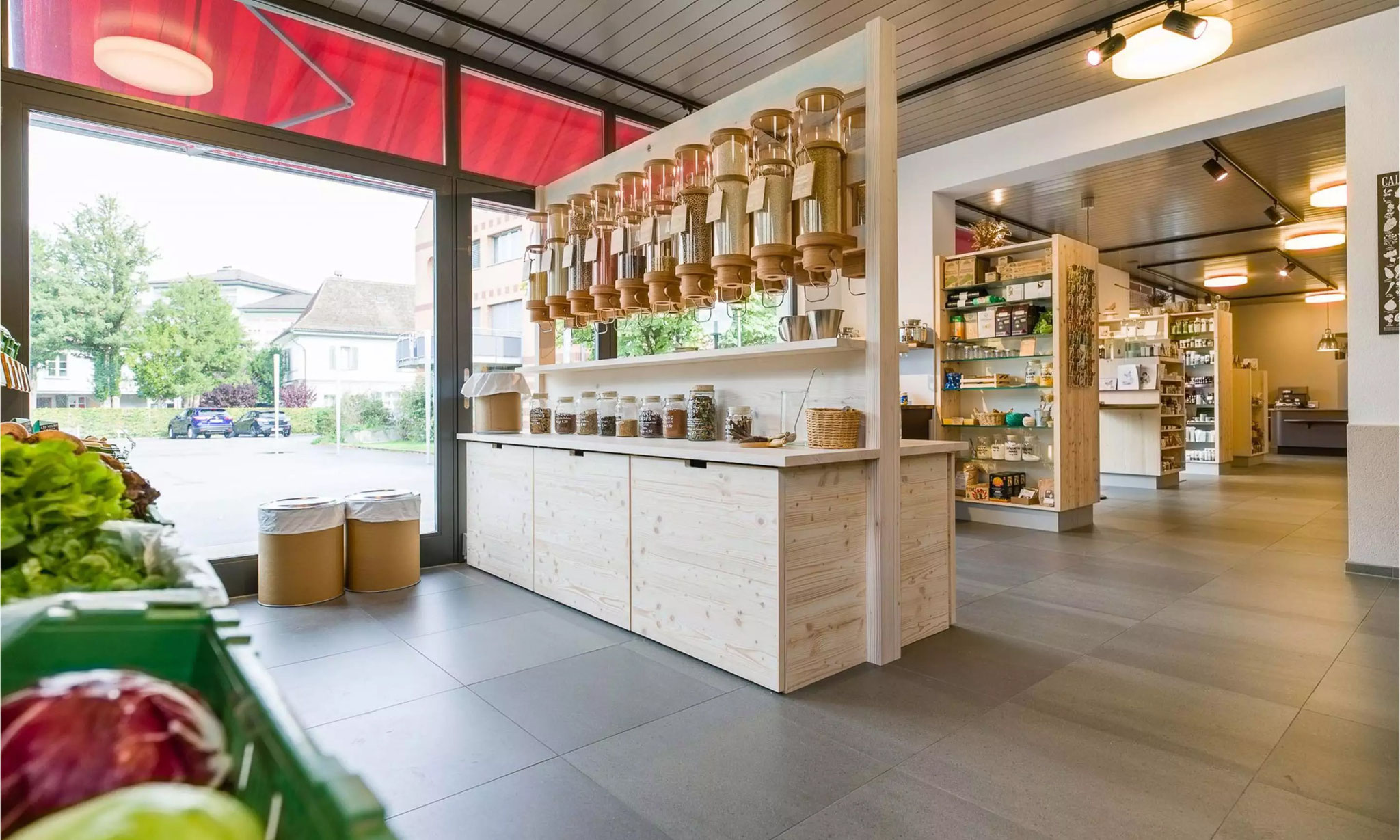 Die Unverpackt-Station mit Getreide, Pasta, Kaffee, Gewürzen, Trockenfrüchten und weiteren Lebensmitteln ist ein zentraler Bestandteil des Angebots geworden. – Bild: Matthias Schneider.