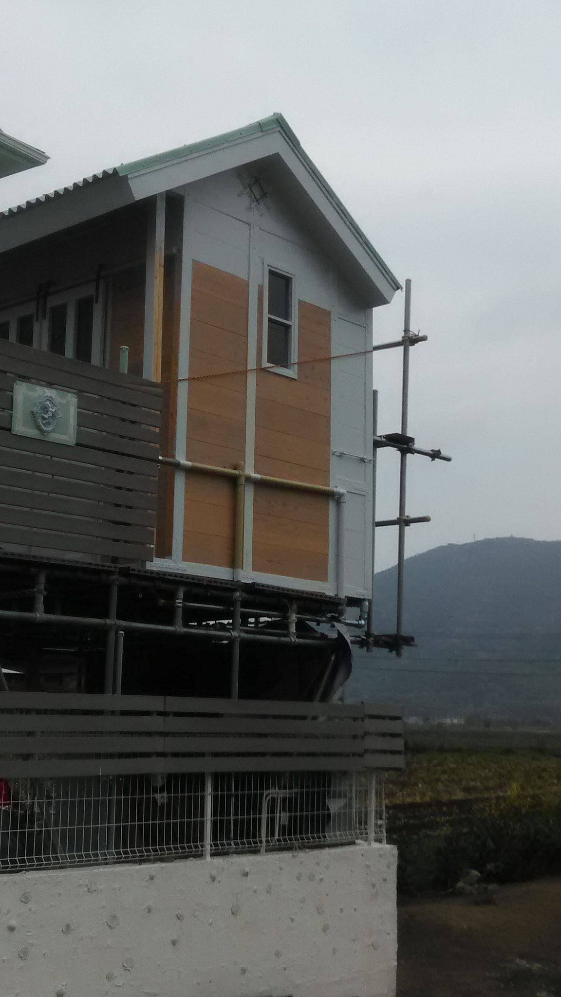 3月26日東側ほぼ完成したので足場移動しました。