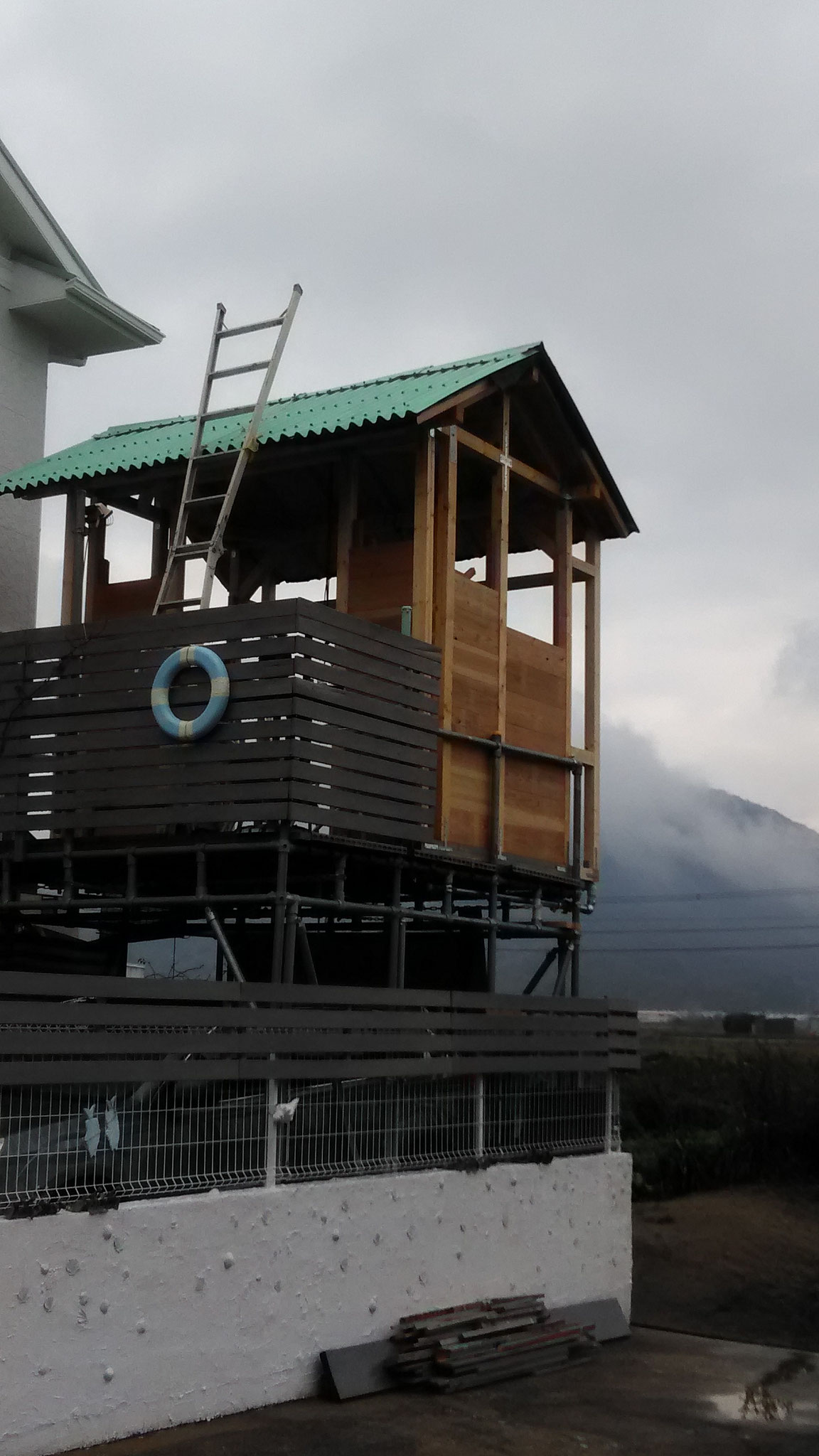 2月27日屋根完了です。塗装は屋根を貼る前に済ませました。