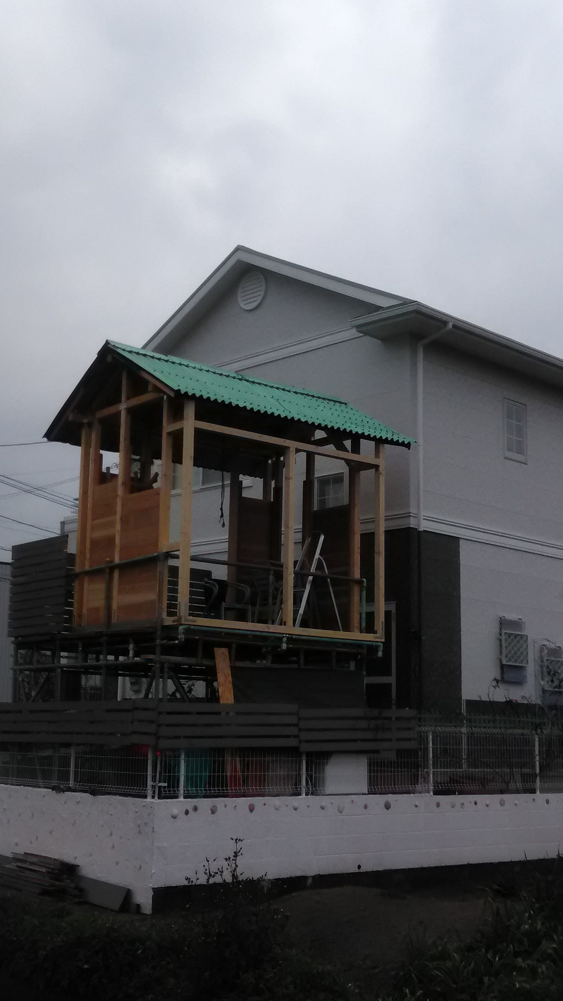 大きな開口部考えています。この屋根材はフランス製のオンデュリンです。