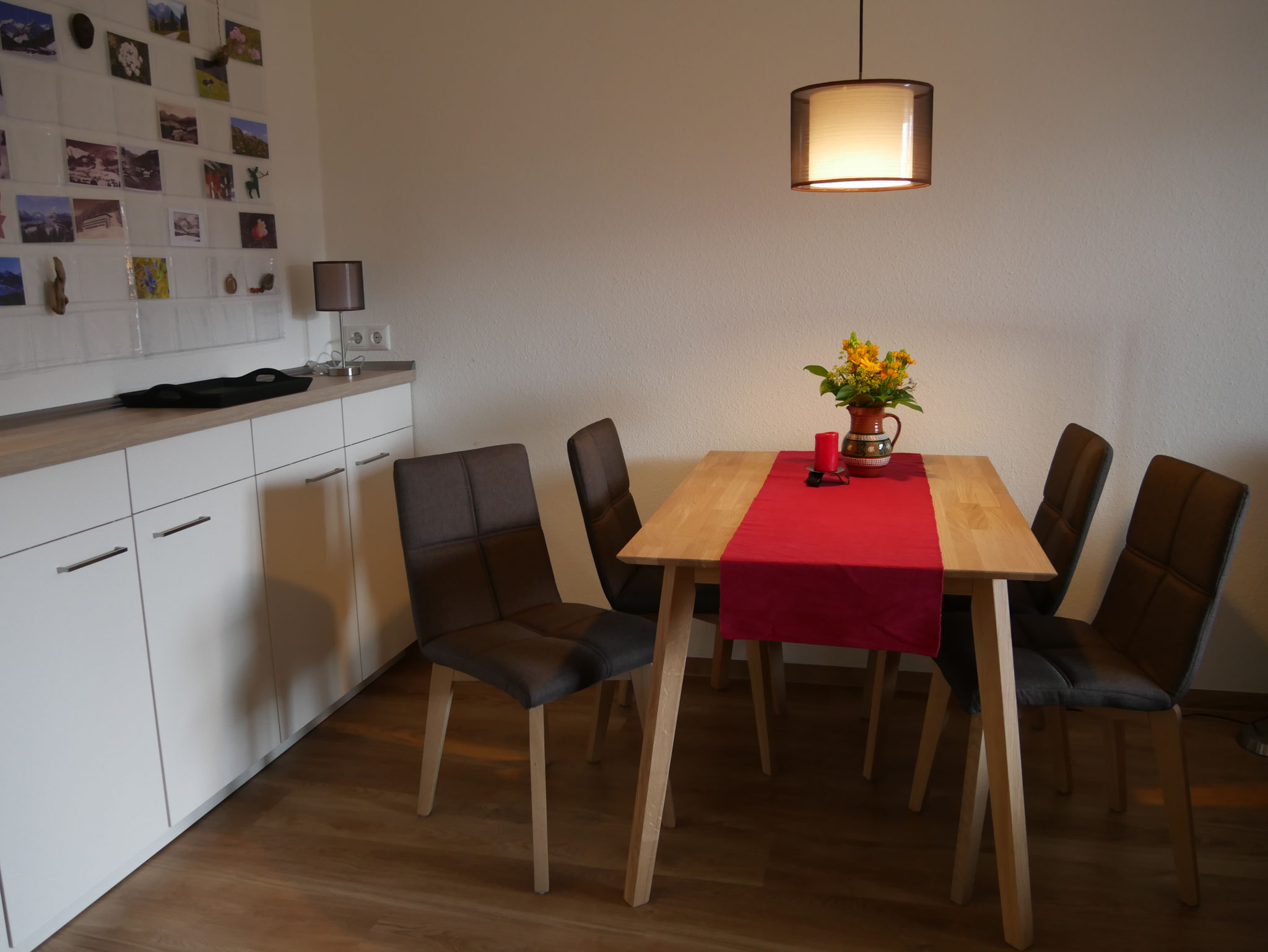 Esstisch mit Vollholzmöbeln