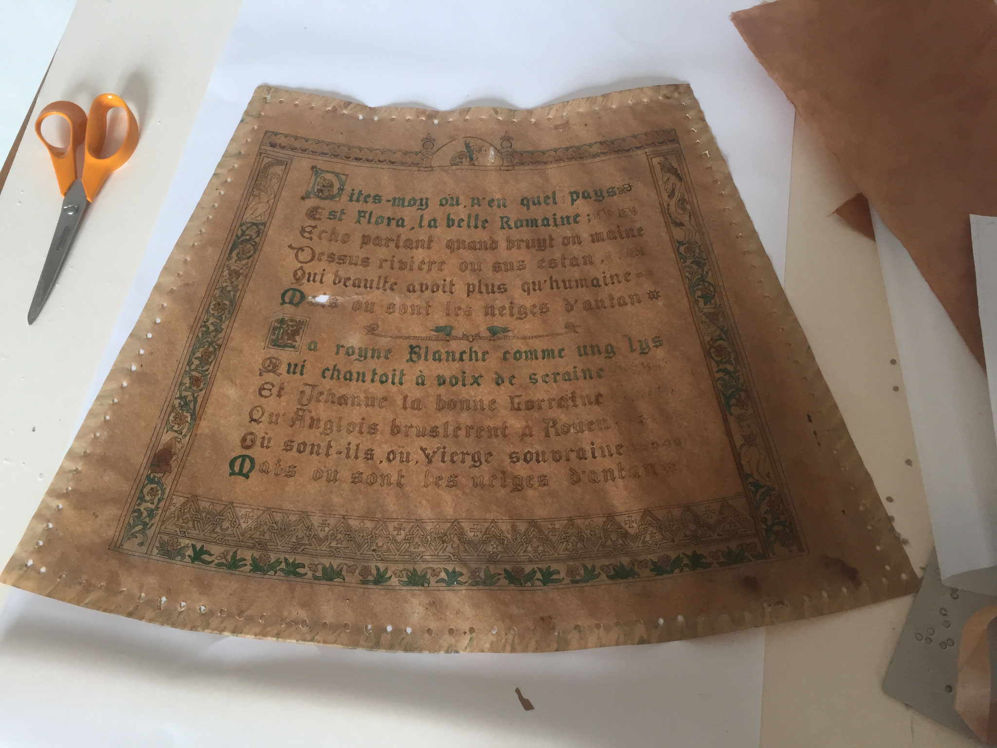 Récupération de l'ancien papier avant restauration.