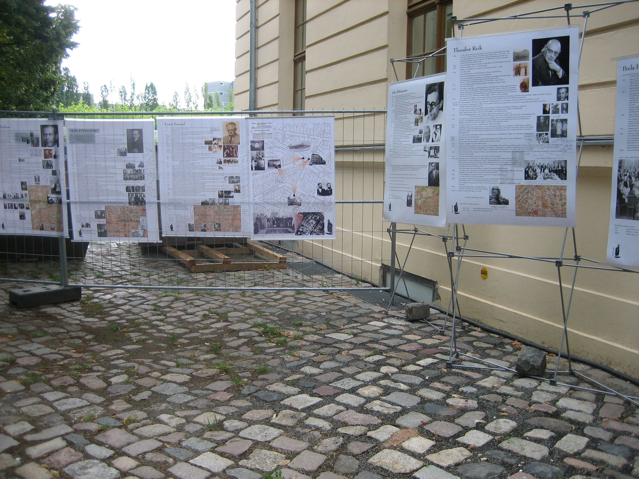 Posterausstellung im Hof des Jüdischen Museums