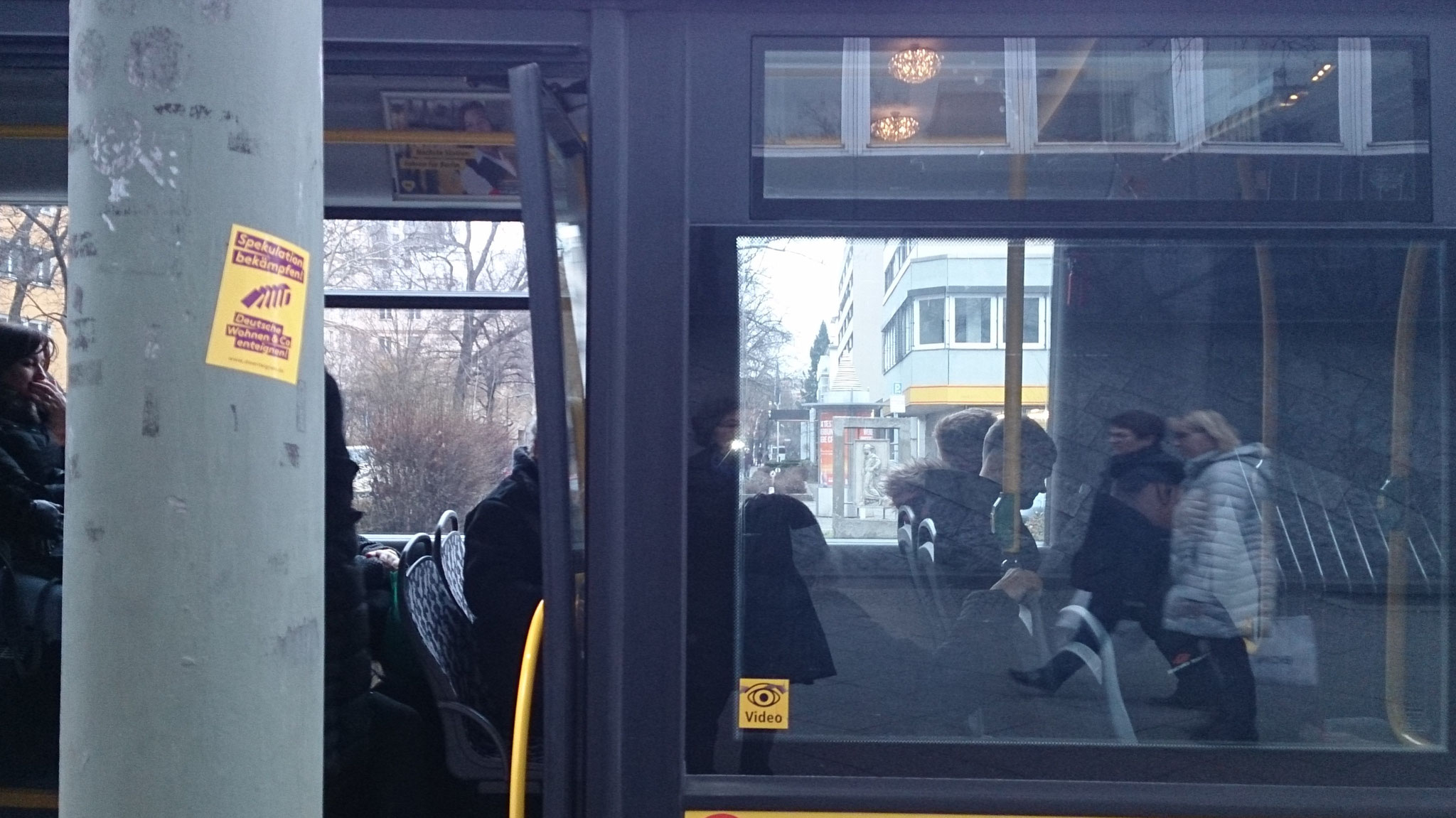 durch die Busfenster, Mahnort.