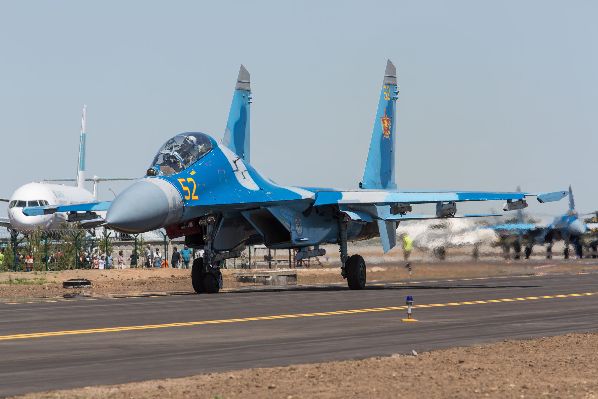 Der Doppelsitzer Su-27UB des Teamleaders.