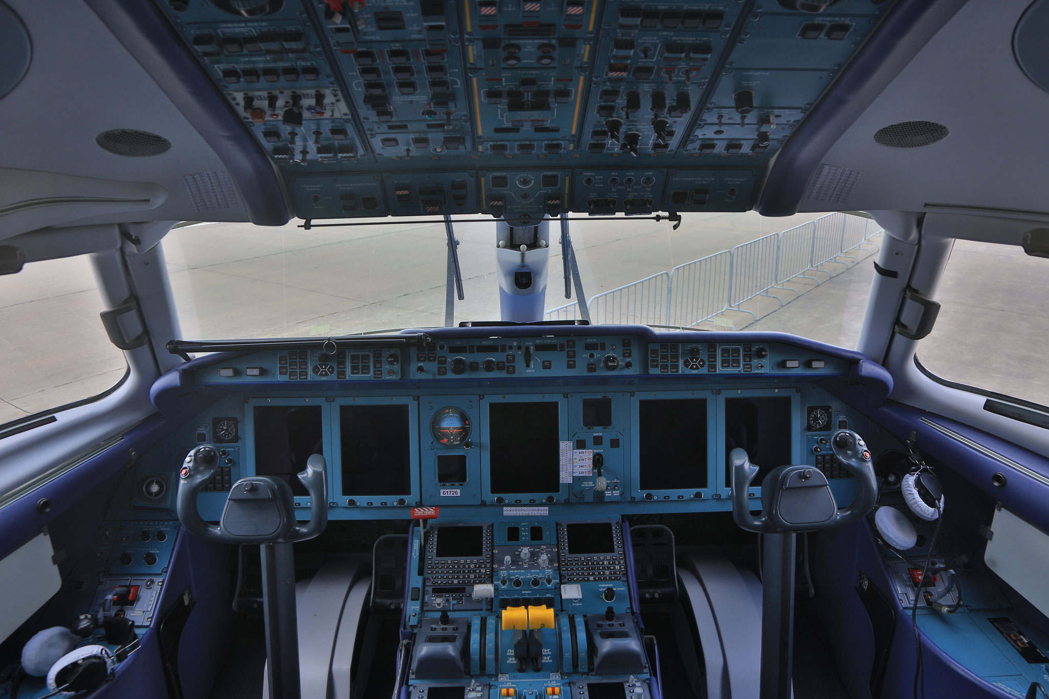 Das Cockpit der Antonov An-148.