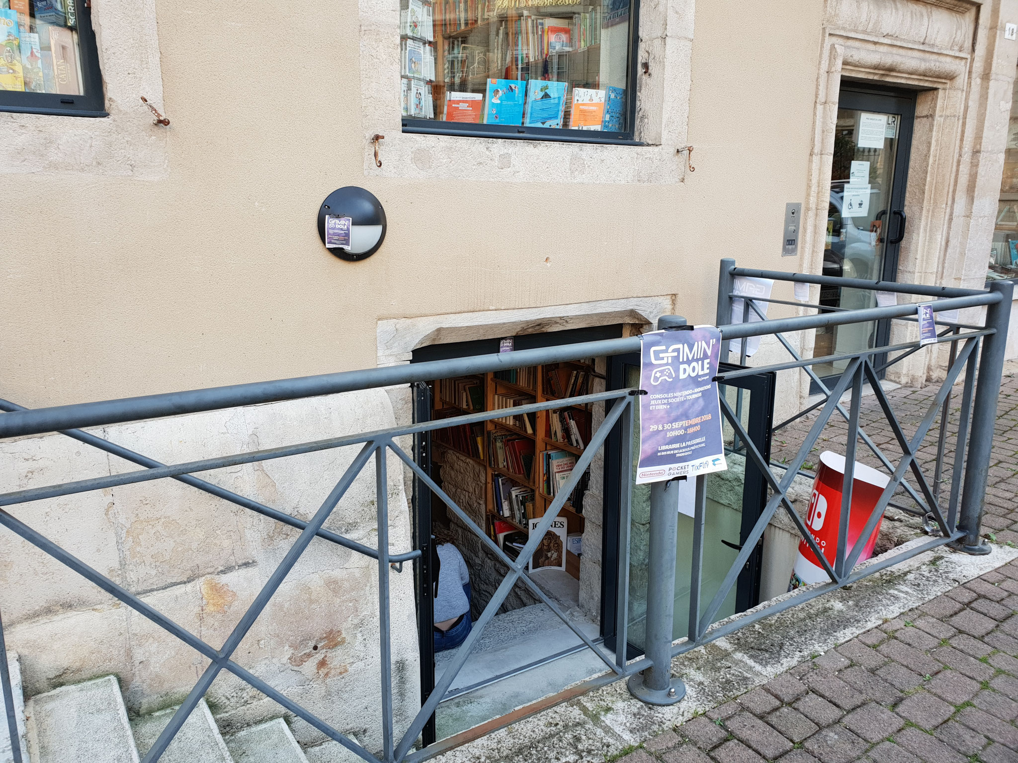 Entrée de la Librairie La Passerelle, à Dole.