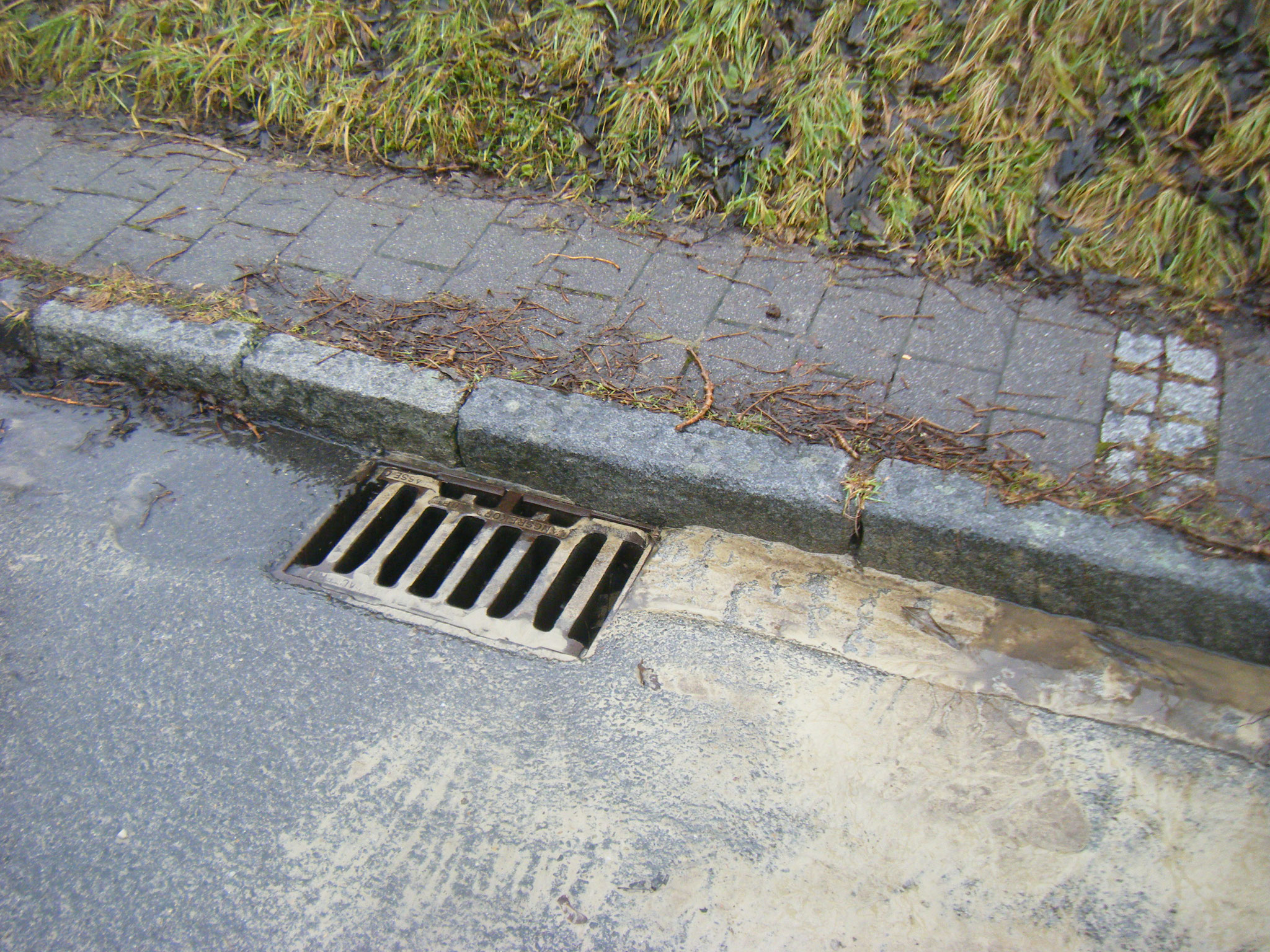 bei einem Pegelstand von 2,50 m und höher quillt aus diesem Gully Rotachwasser. Noch ist nicht klar, warum. Aber auch hier gilt: Ein Damm ist immer nur so stark wie sein schwächster Punkt