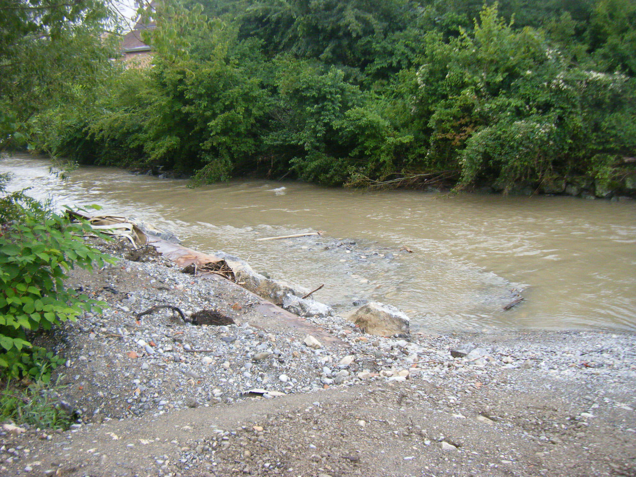 immer wieder führen Starkregen und Hochwasser zu Unterbrechung der Arbeiten. Die Rotach kann nur bis zu einem Wasserdurchfluss bis zu 5 cbm sicher umgeleitet werden. Dieser Wert ist im wasserreichen Juni/Juli 2021 fast ständig überschritten