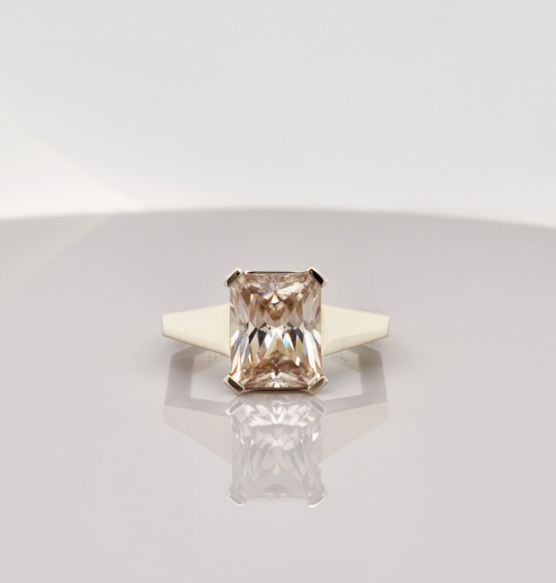 Ring aus 14 karat Weißgold, Zirkon 5,22 carat, 3.100 Euro