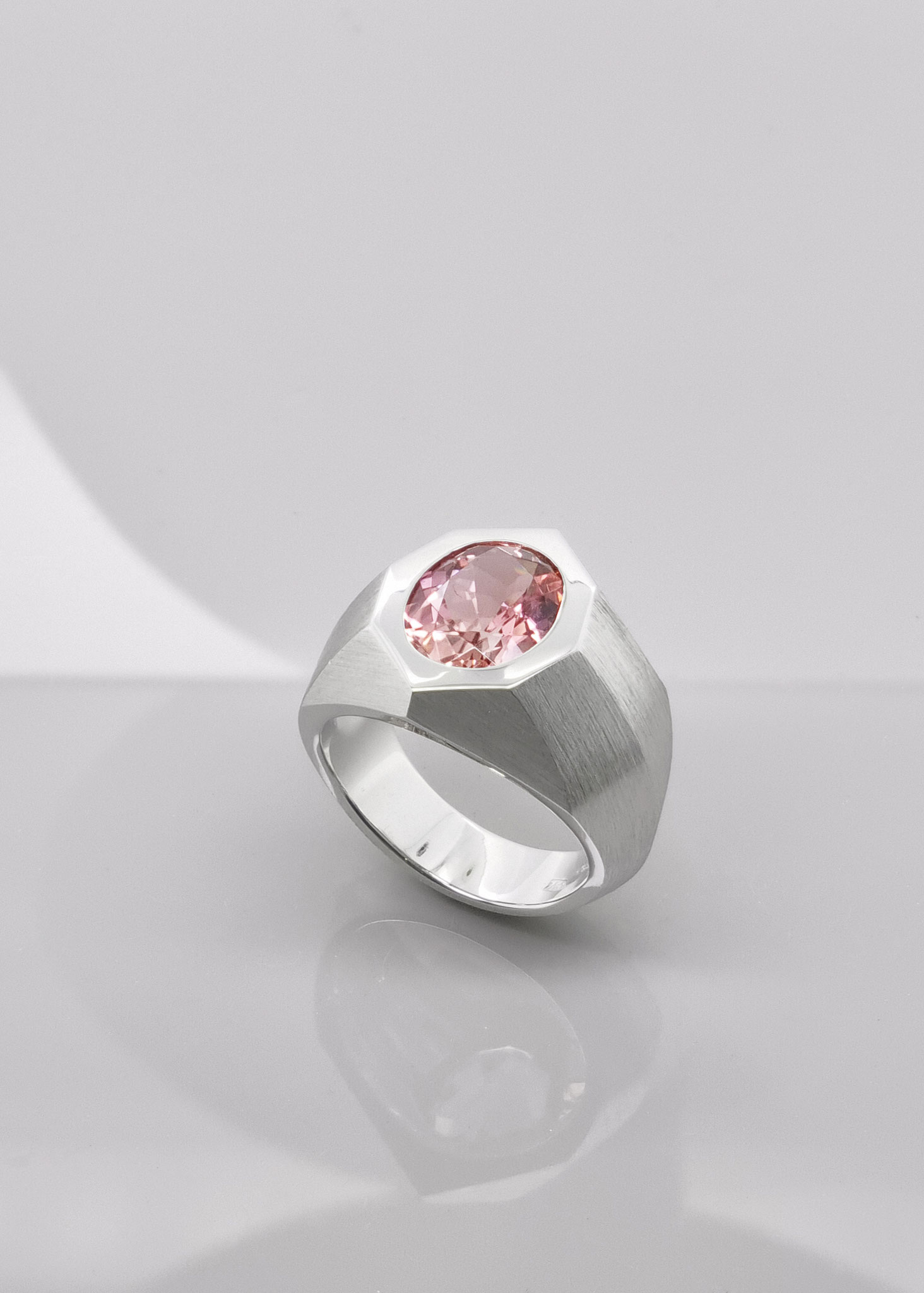 Ring aus 18 karat Weißgold, rosa Turmalin, 3,13 carat, 4.160 Euro