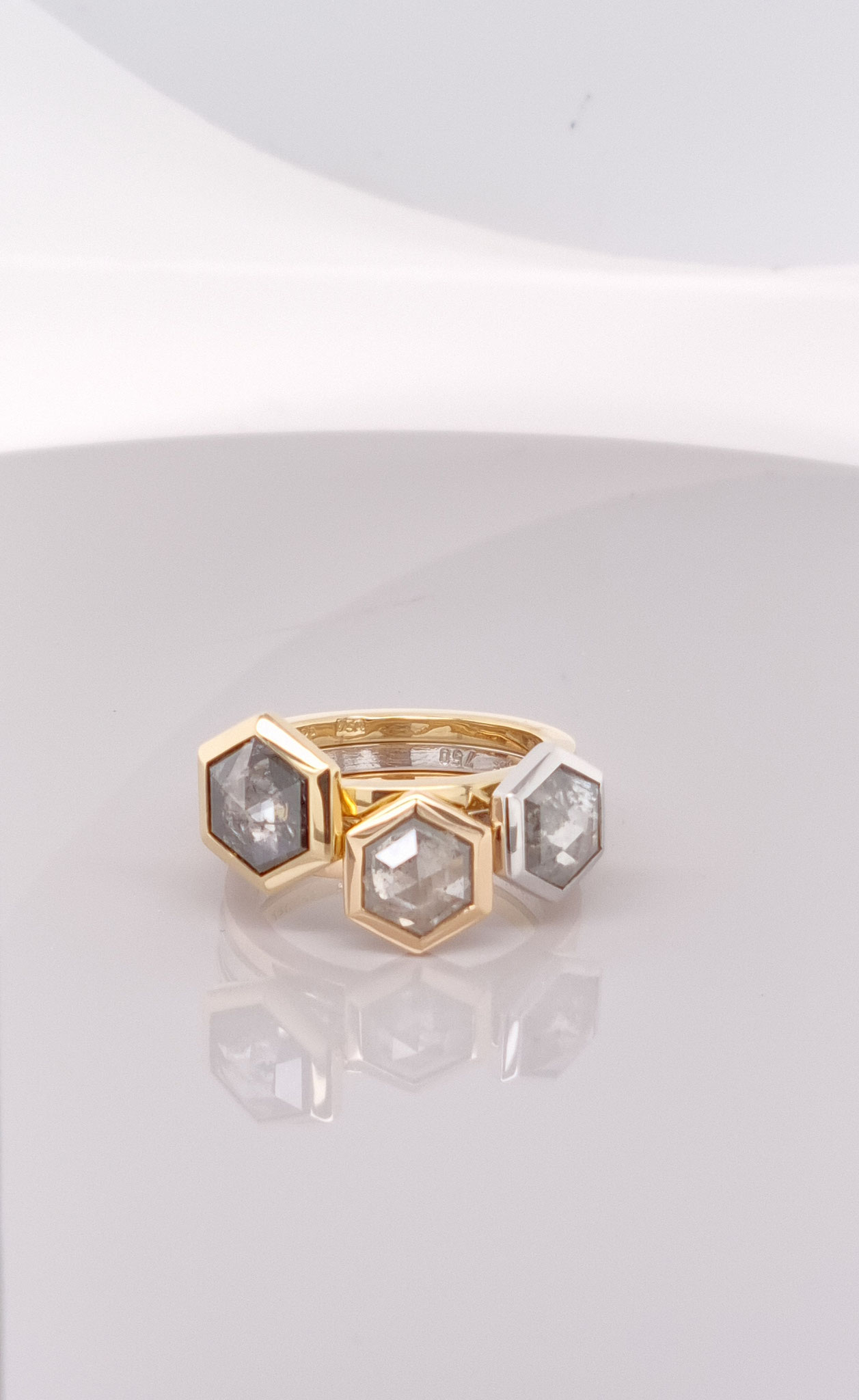 Diverse Ringe aus 18 karat Gold, Salt&Pepper Diamanten, ab 2.360 Euro