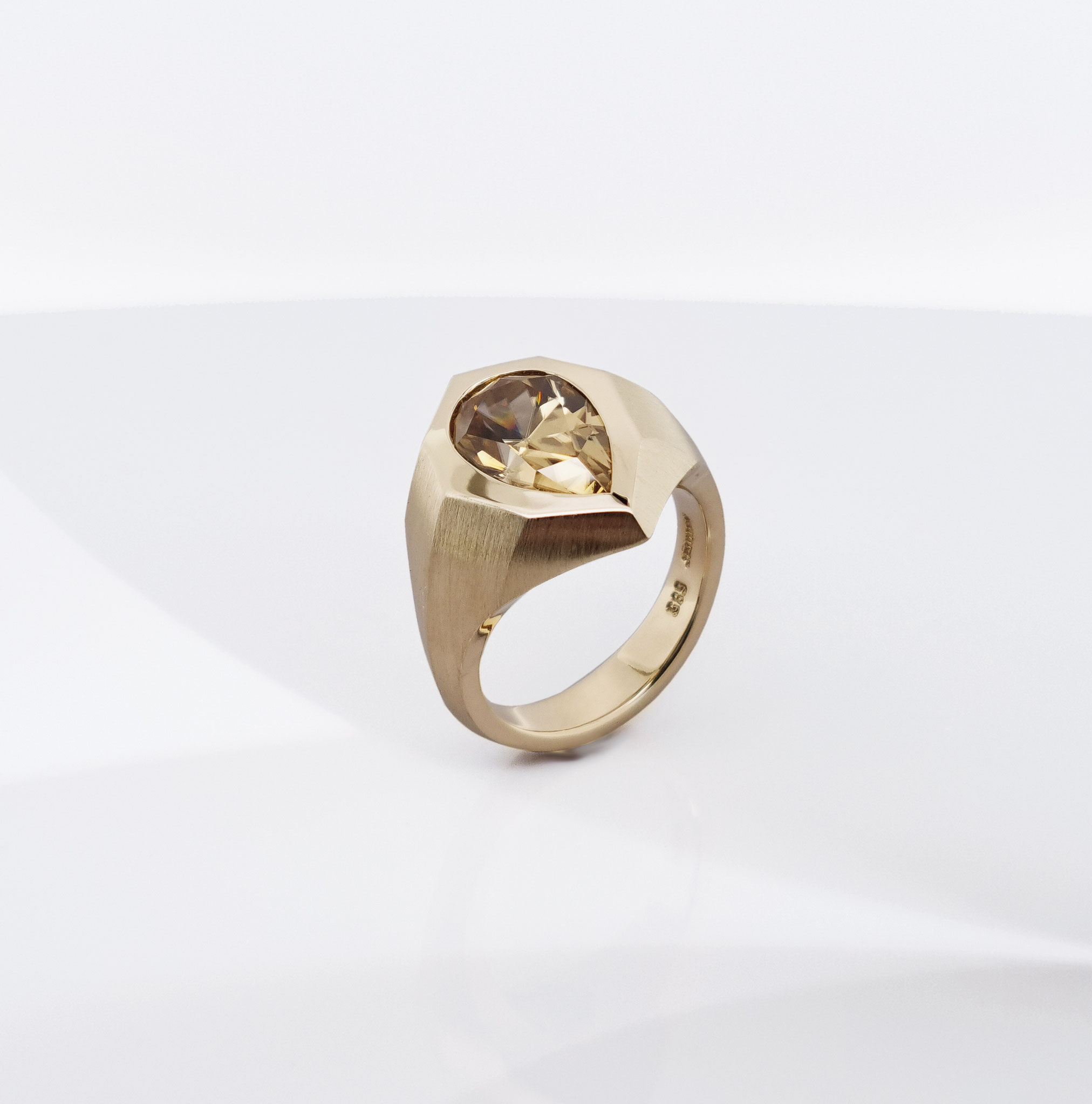 Ring aus 14 karat Gelbgold, Zirkon 4,97 carat, 3.300 Euro