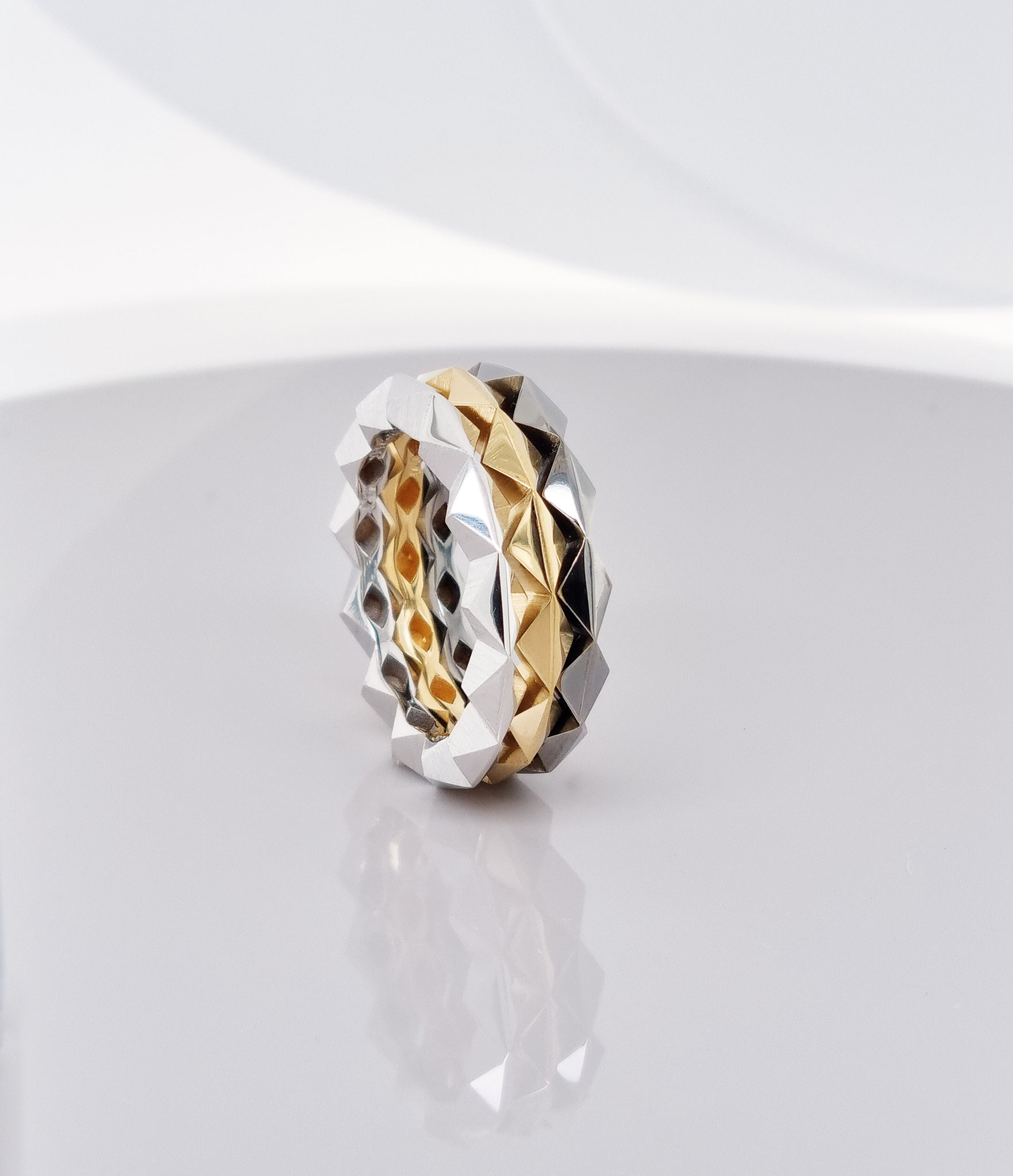 Rautensammelringe aus Sterlingsilber ab 440 Euro, aus 14 karat Gold ab 1.350 Euro
