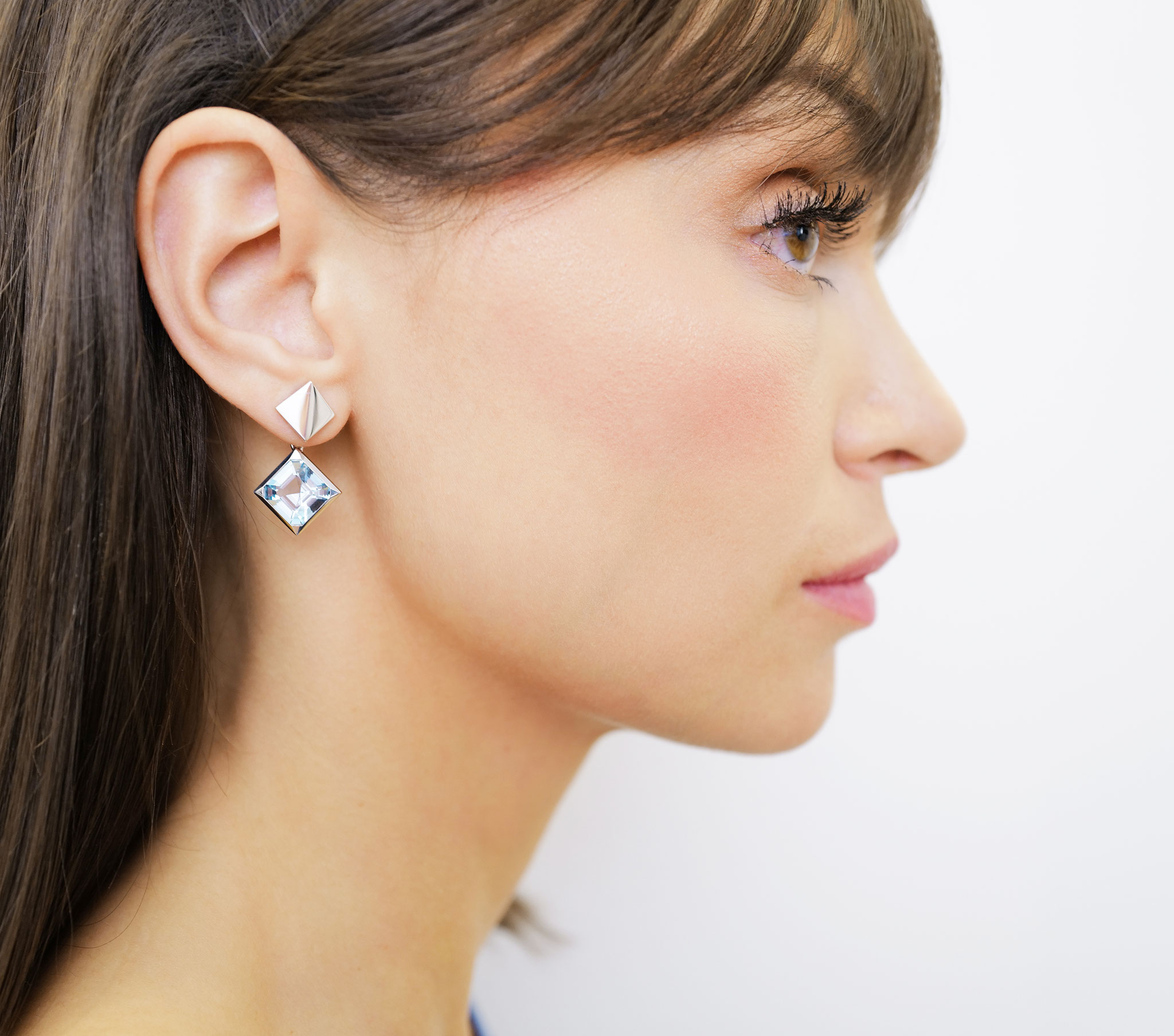 zweiteiliger Ohrschmuck aus 18 karat Weißgold, Oberteile 1.070 Euro, Unterteile mit Topasen9,95 carat, 2.540 Euro