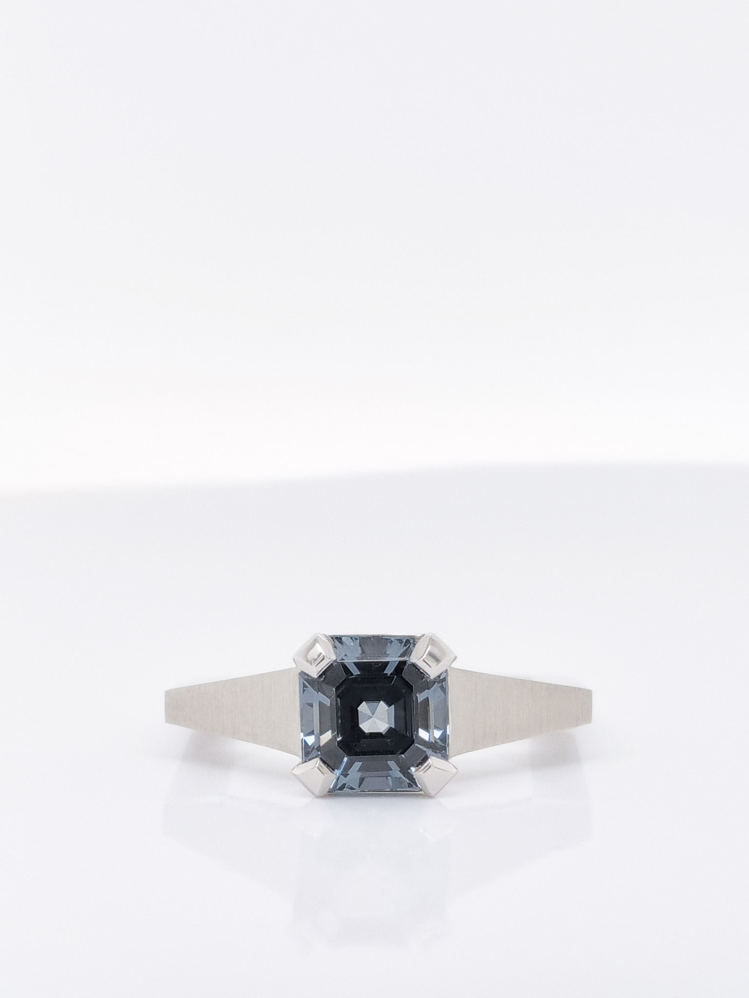 Ring aus 950 Platin, grauer Spinell 2,55 carat, 6.450 Euro