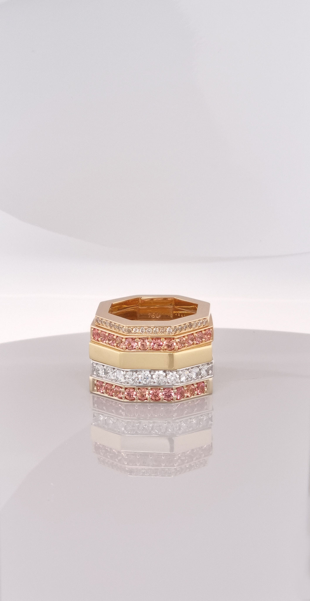 Diverse Achtckringe aus 18 karat Gold, Diamanten, apricotfarbige Saphire