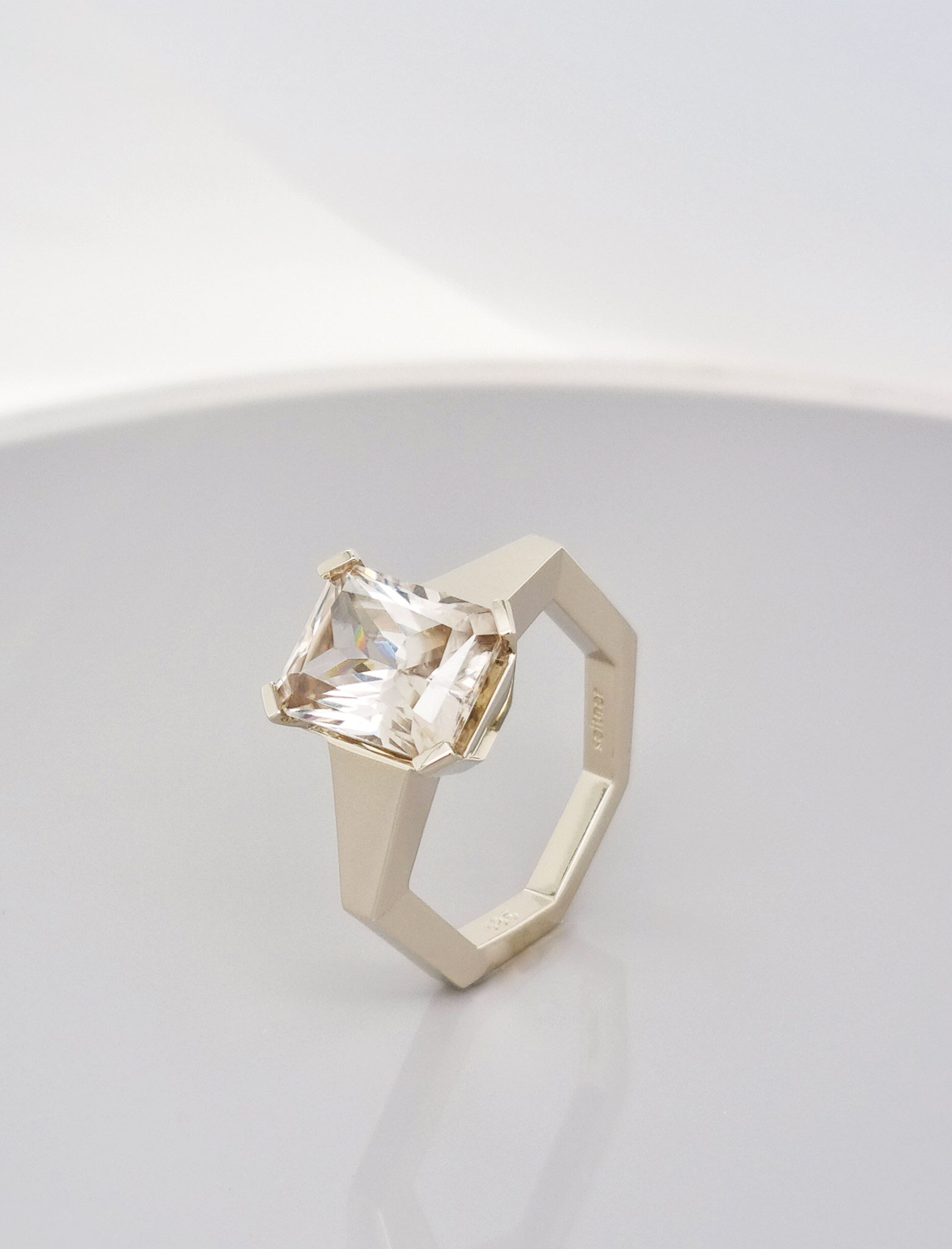 Ring aus 14 karat Weißgold, Zirkon 5,22 carat, 3.100 Euro