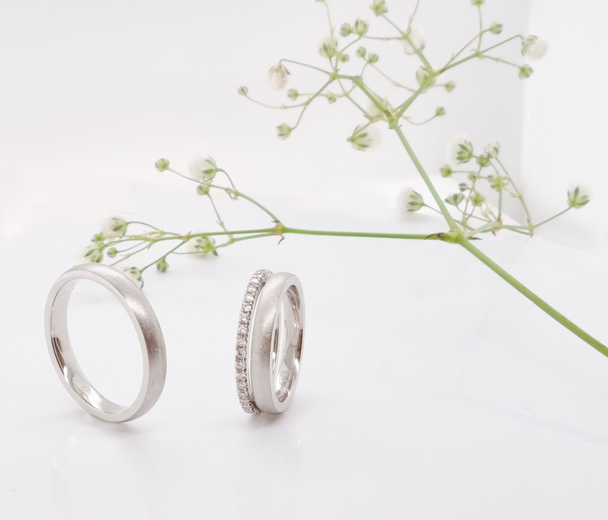 Eheringe aus 950 Platin, kombiniert mit einem Memoirering aus Platin, mit Diamanten, Seitner Schmuckwerkstatt