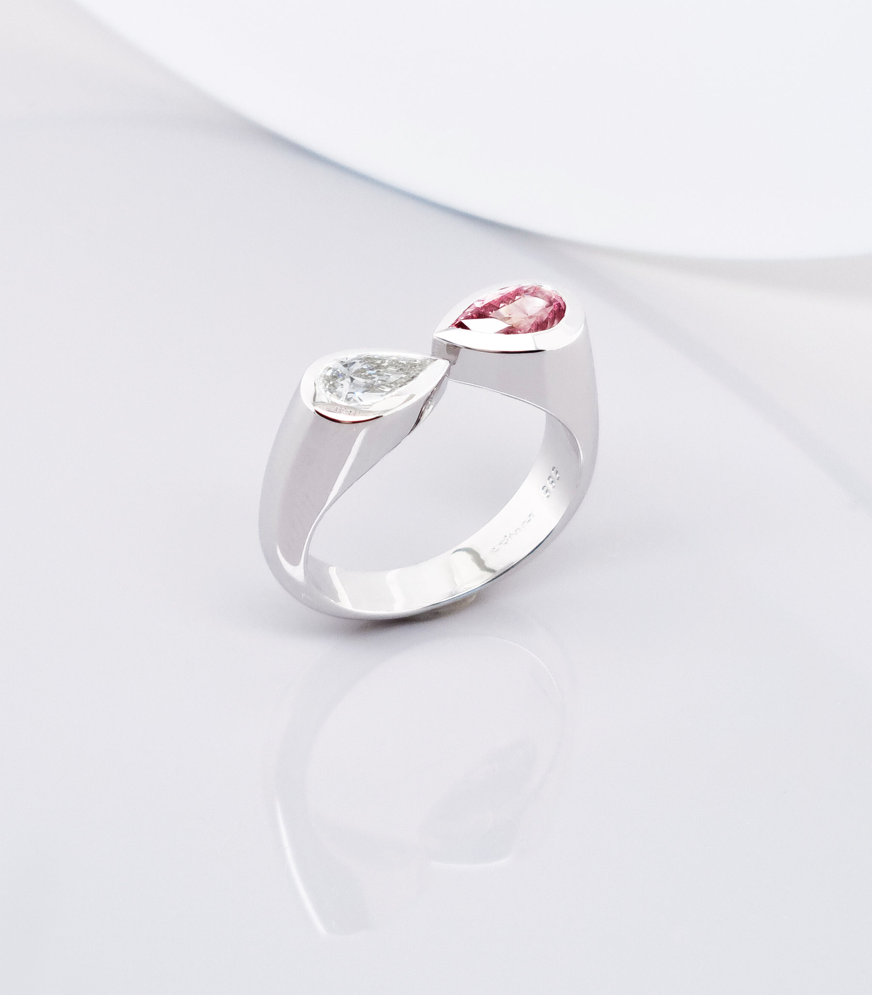 Ring aus 14 karat Weißgold, Diamanttropfen 0,5 carat E/vs1, 0,94 carat Malayagranat, 4.950 Euro