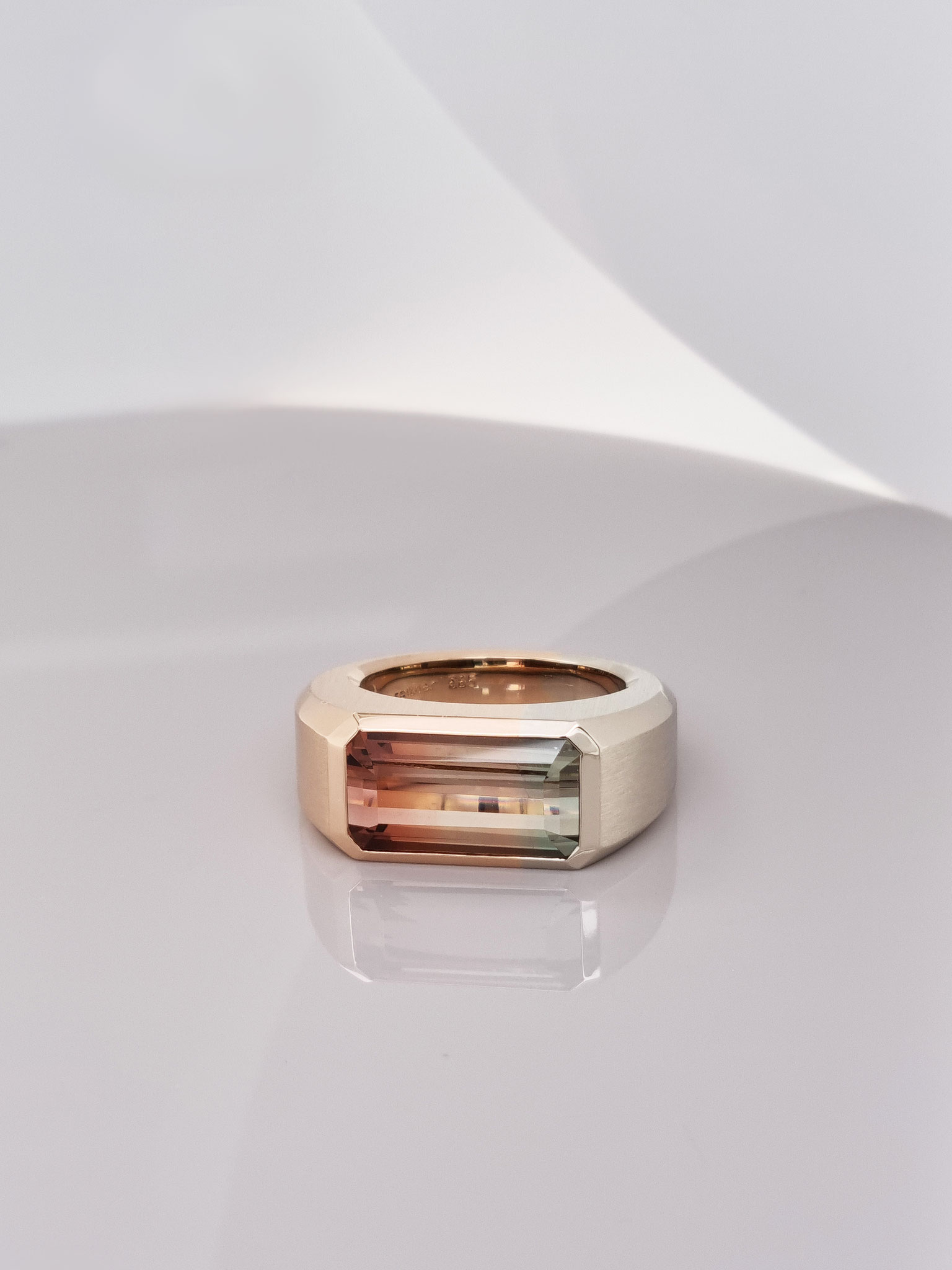 Ring aus 14 karat Rot&Weißgold, zweifarbigher Turmalin 6.95 carat, 7.800 Euro
