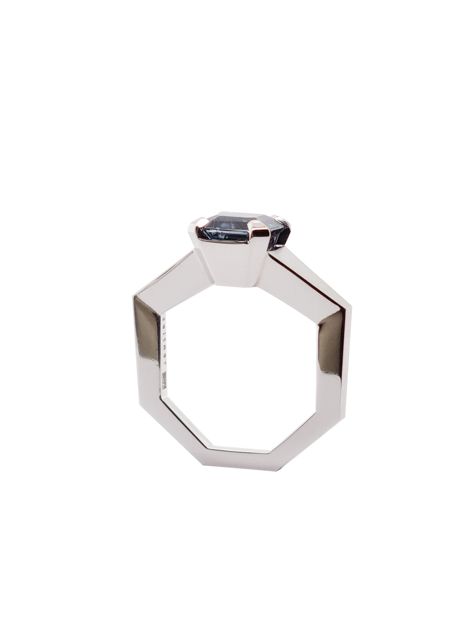 Ring aus 950 Platin, grauer Spinell 2,55 carat, 6.450 Euro