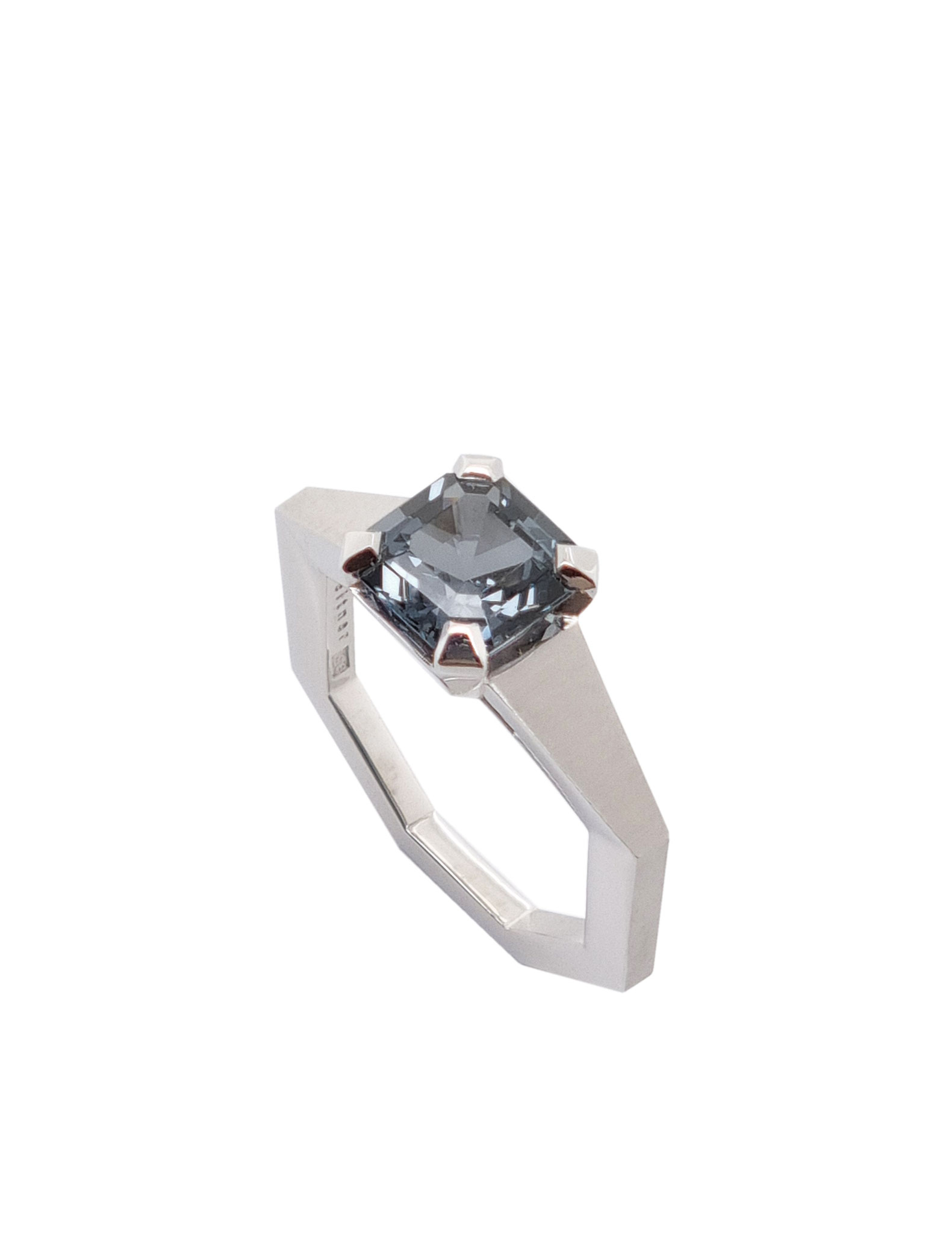 Ring aus 950 Platin, grauer Spinell 2,55 carat, 6.450 Euro